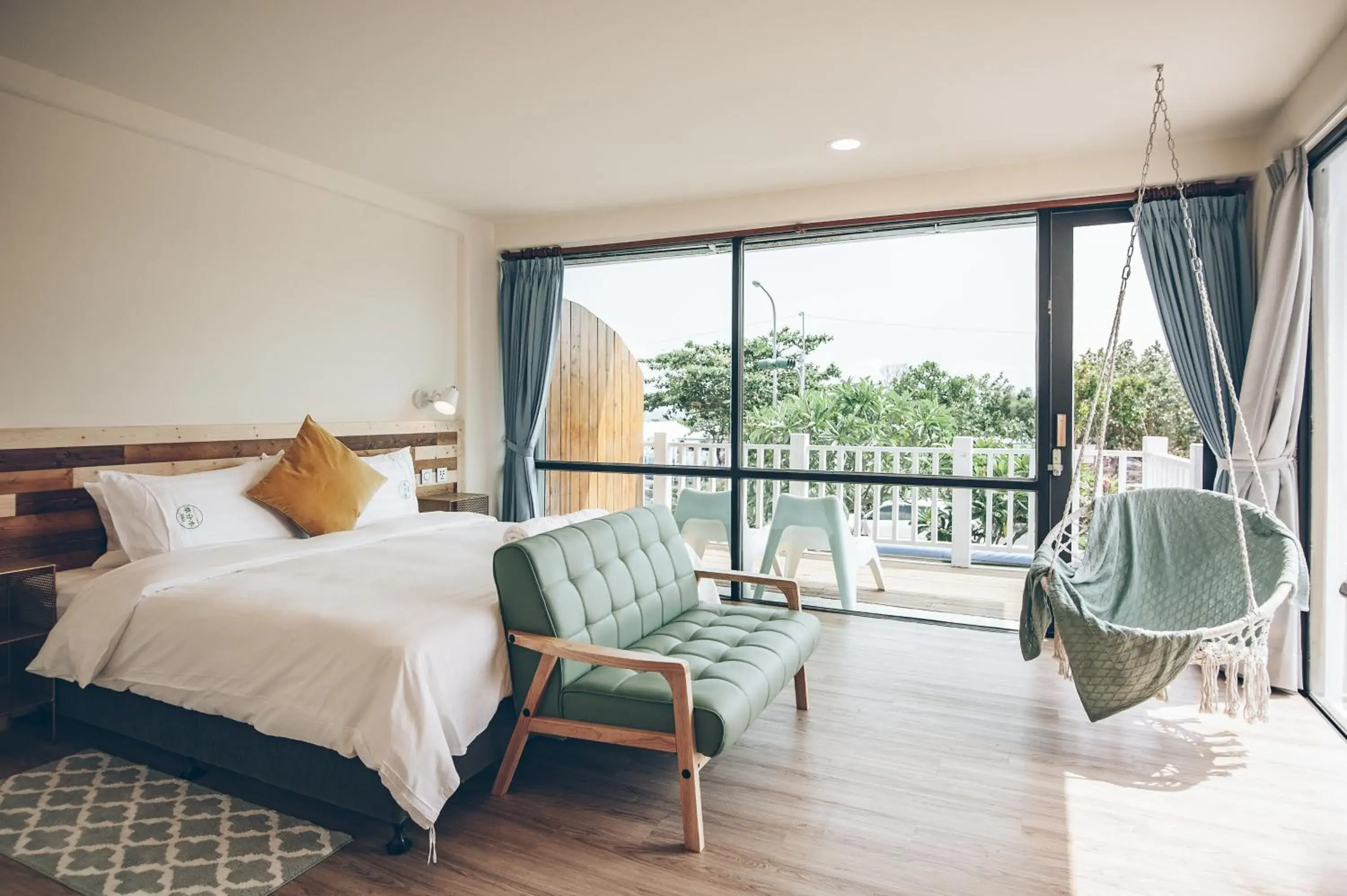 Deluxe Double Room with Balcony and Sea View in Yellow's Kenting B&B Deluxe Double Room with Balcony and Sea View in Yellow's Kenting B&B