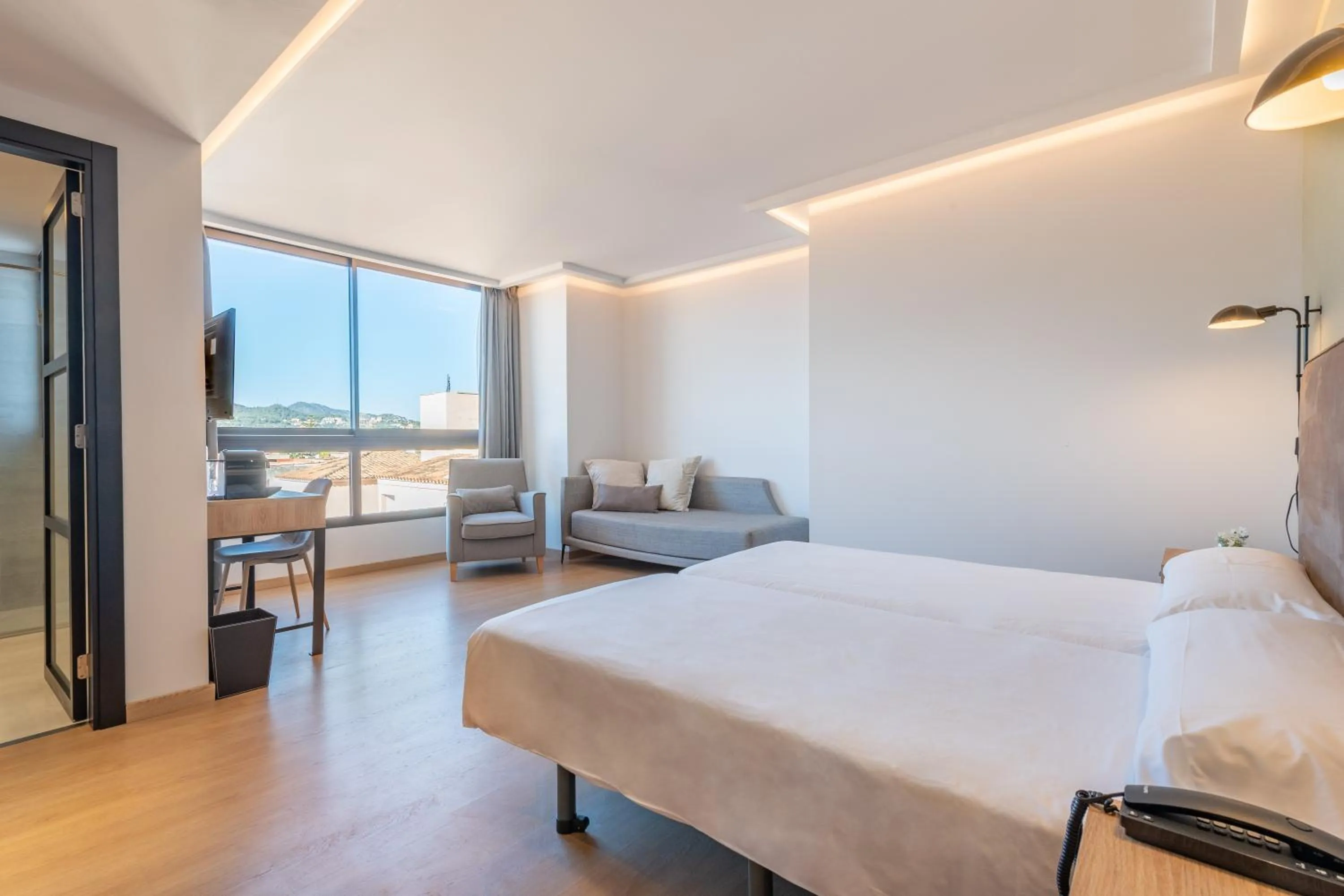 Photo of the whole room, Bed in Kyrat Amarac Suites