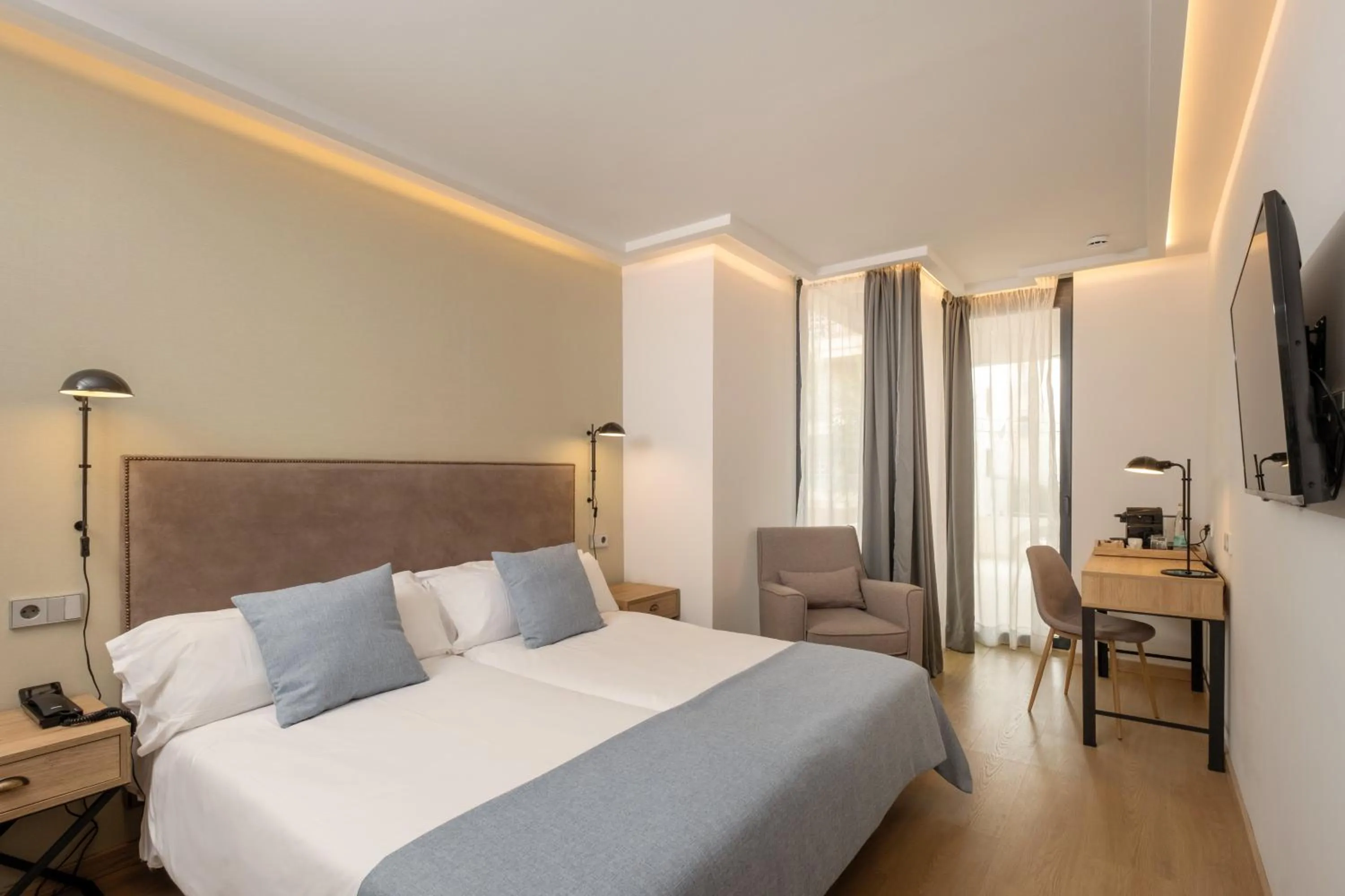 Bedroom, Bed in Kyrat Amarac Suites