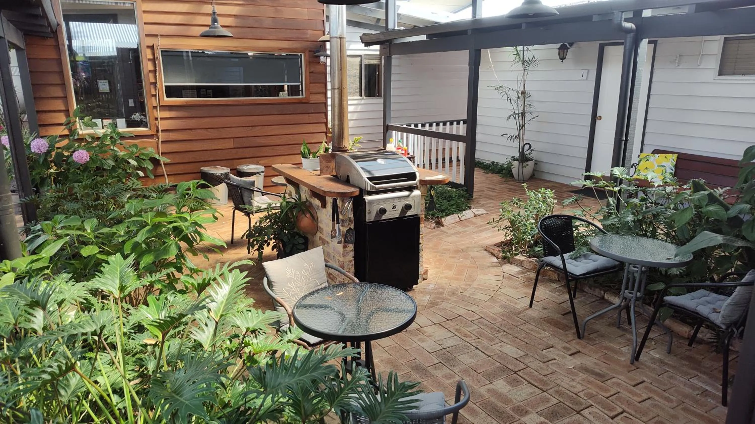 BBQ facilities in Adamsons Riverside