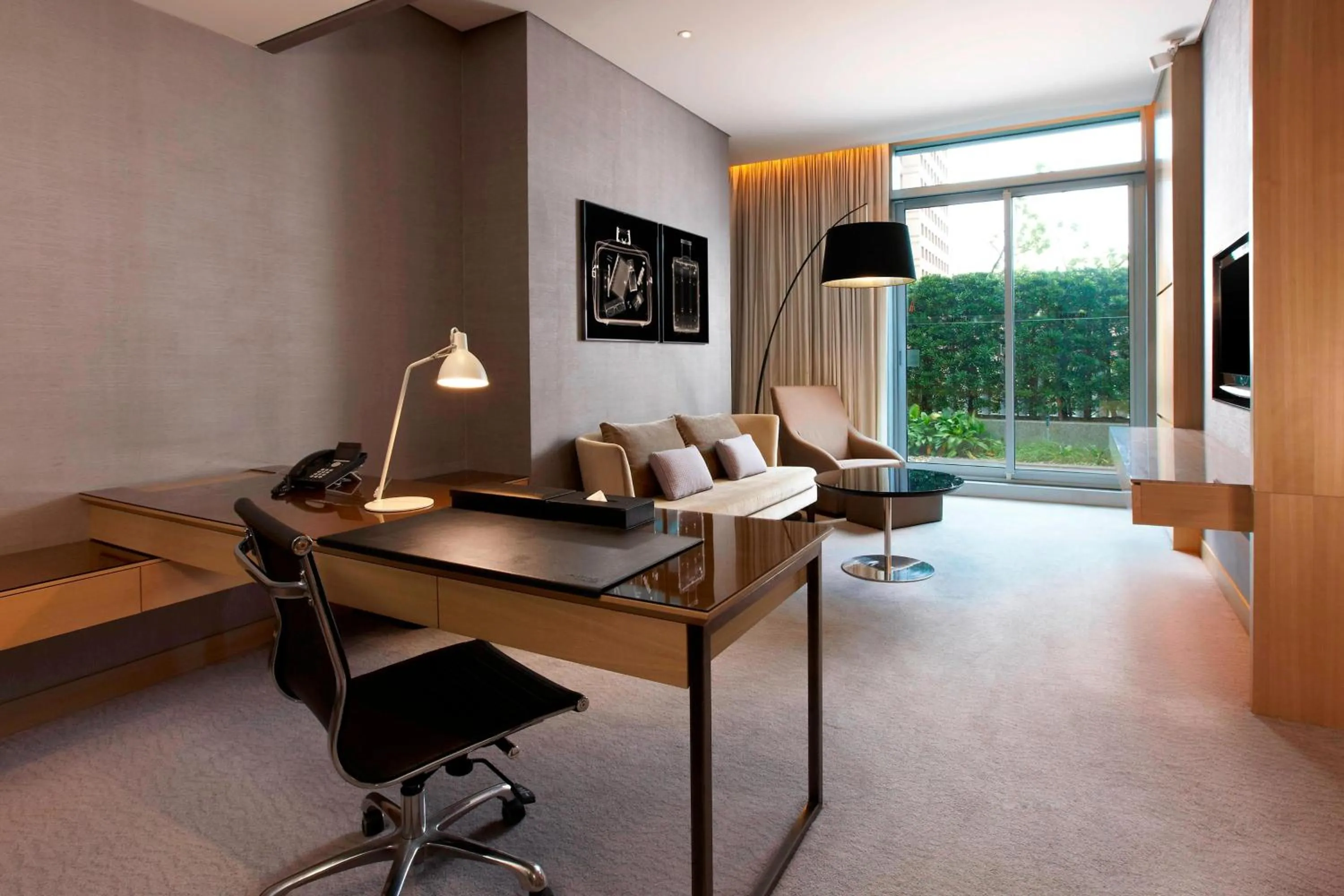 Photo of the whole room in Le Meridien Taipei