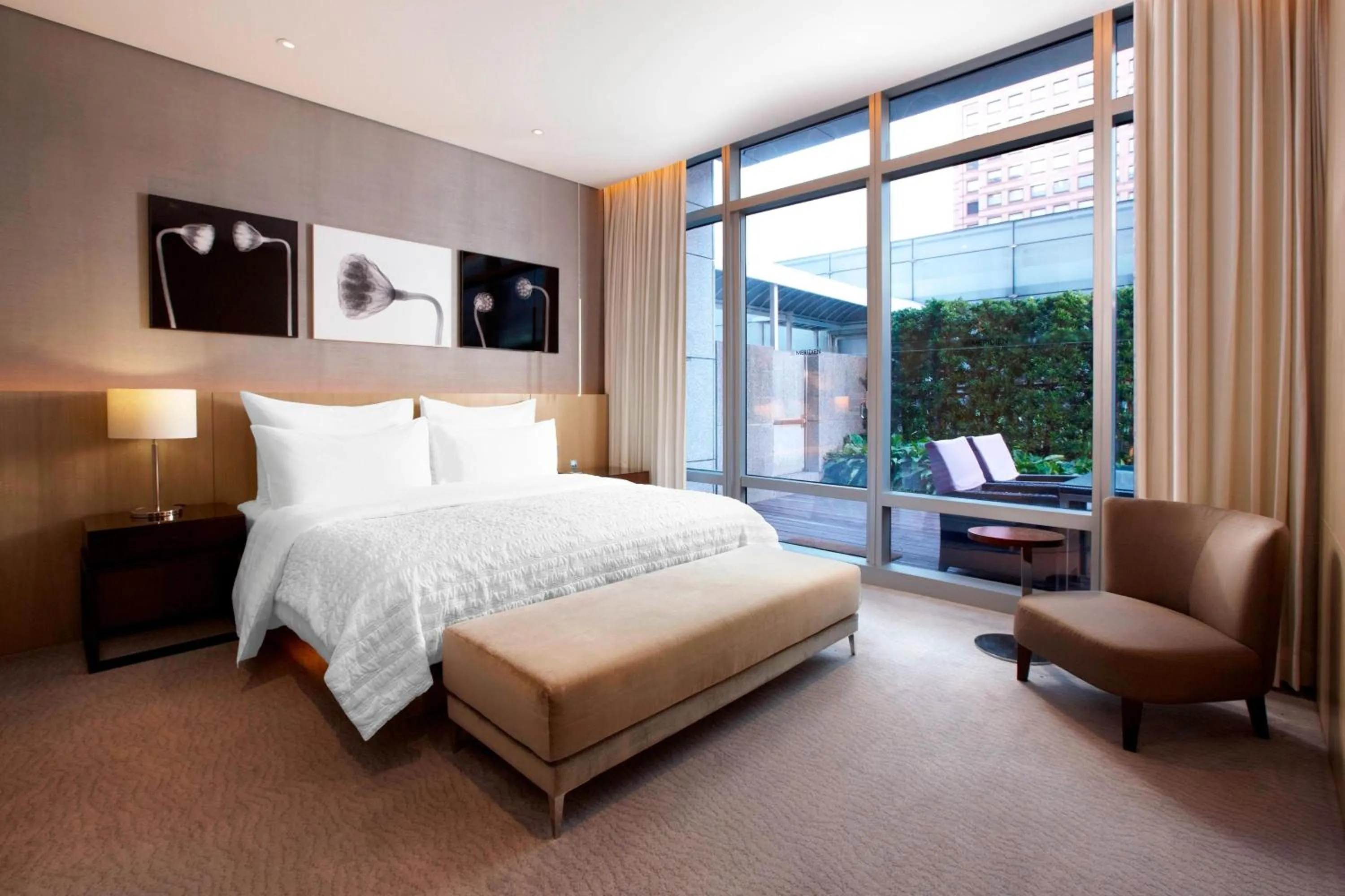 Photo of the whole room, Bed in Le Meridien Taipei