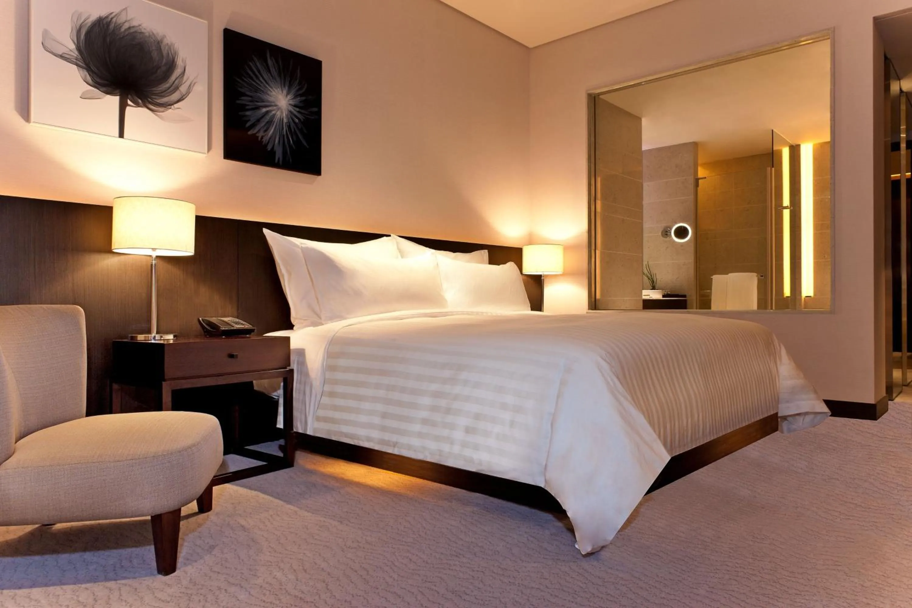 Photo of the whole room, Bed in Le Meridien Taipei