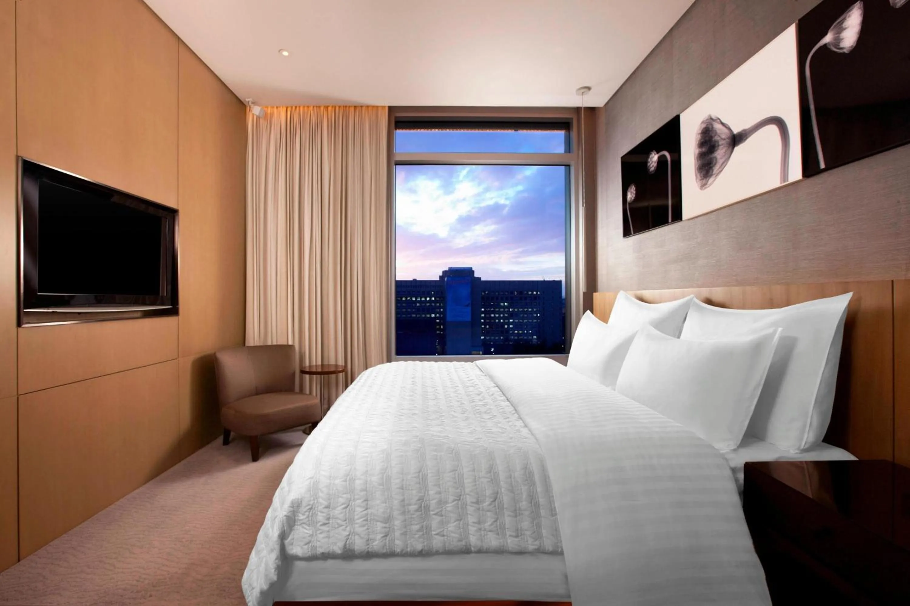 Photo of the whole room, Bed in Le Meridien Taipei