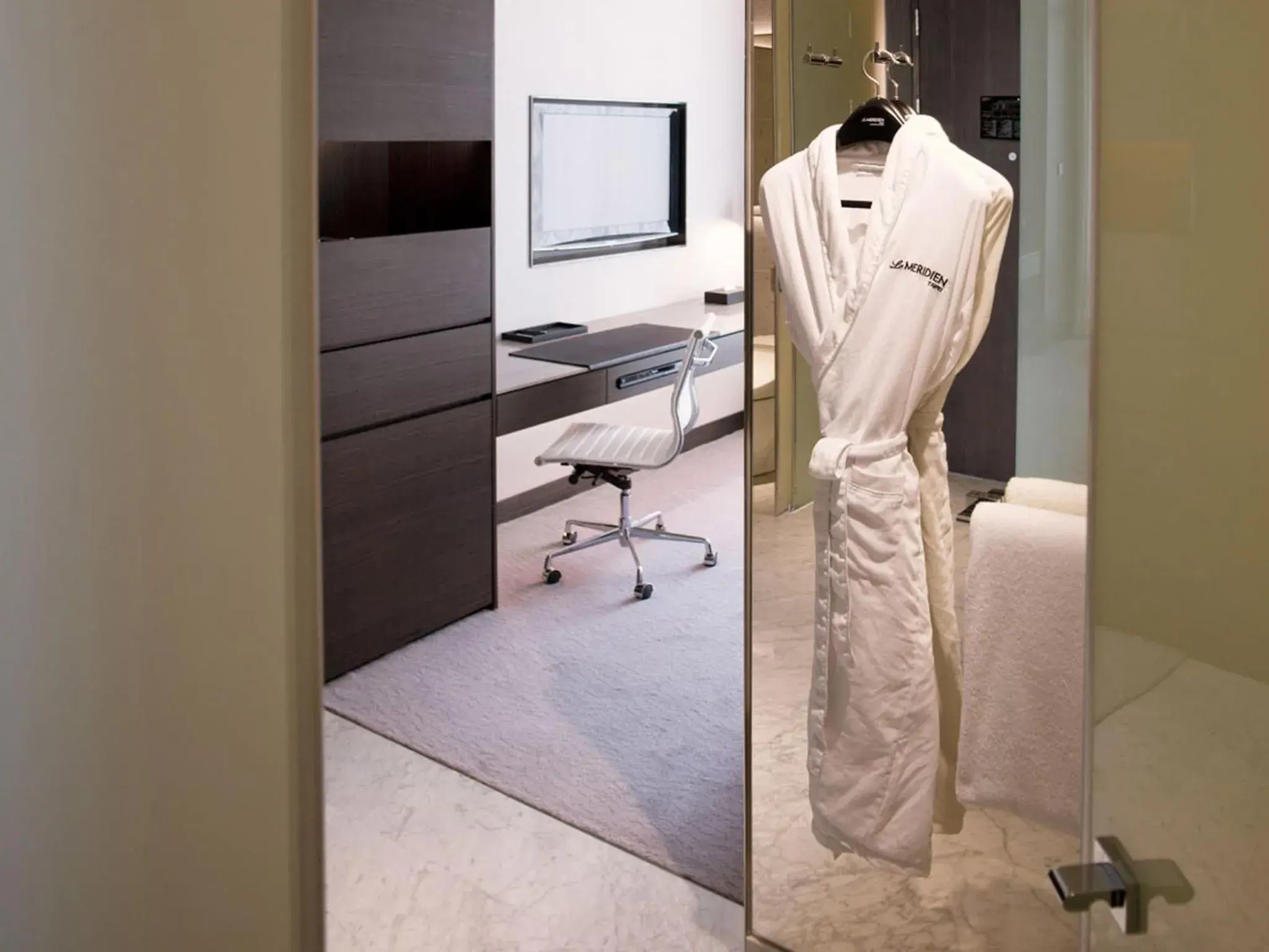 Deluxe King Room in Le Meridien Taipei Deluxe King Room in Le Meridien Taipei