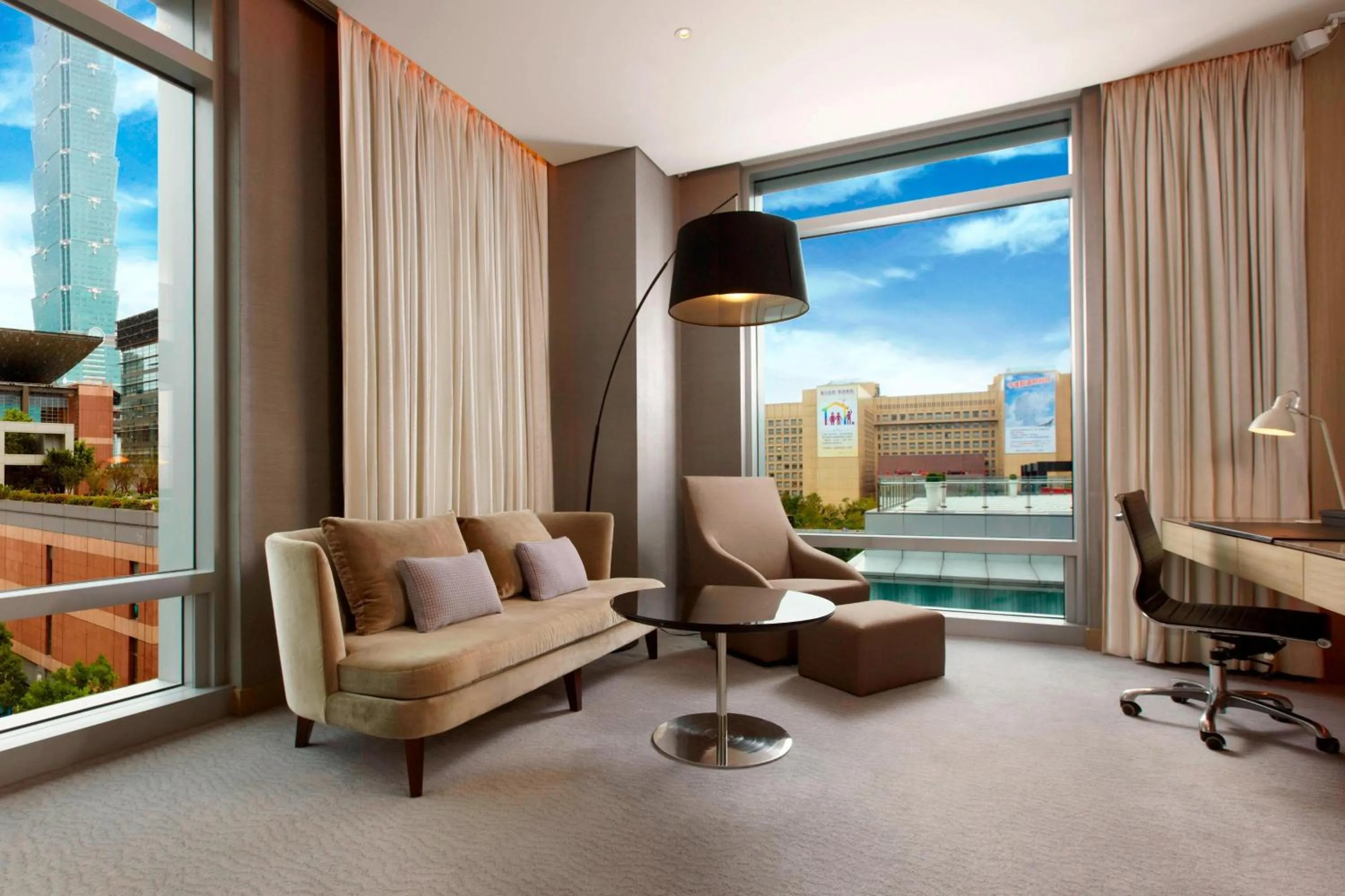 Photo of the whole room in Le Meridien Taipei