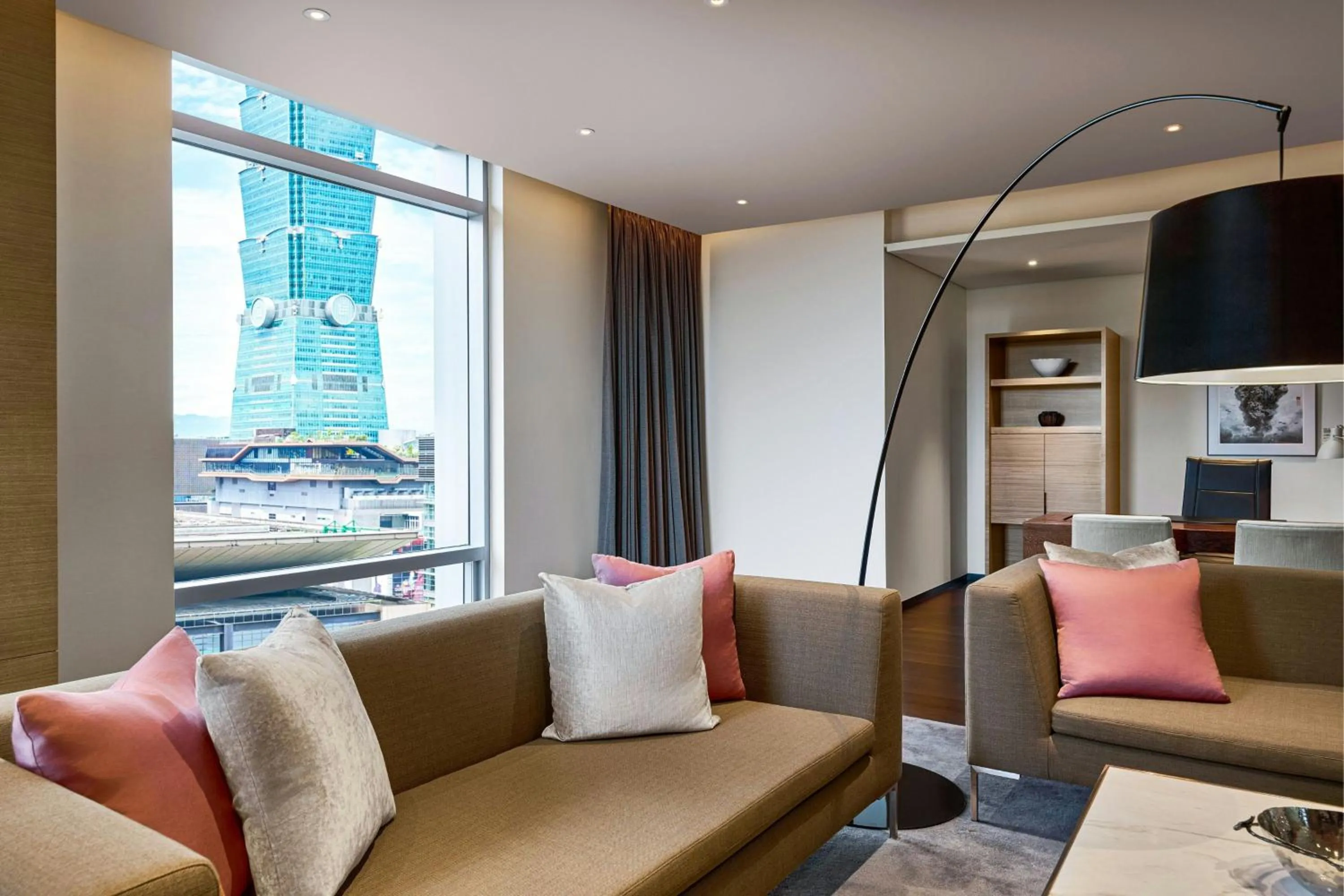 Photo of the whole room in Le Meridien Taipei