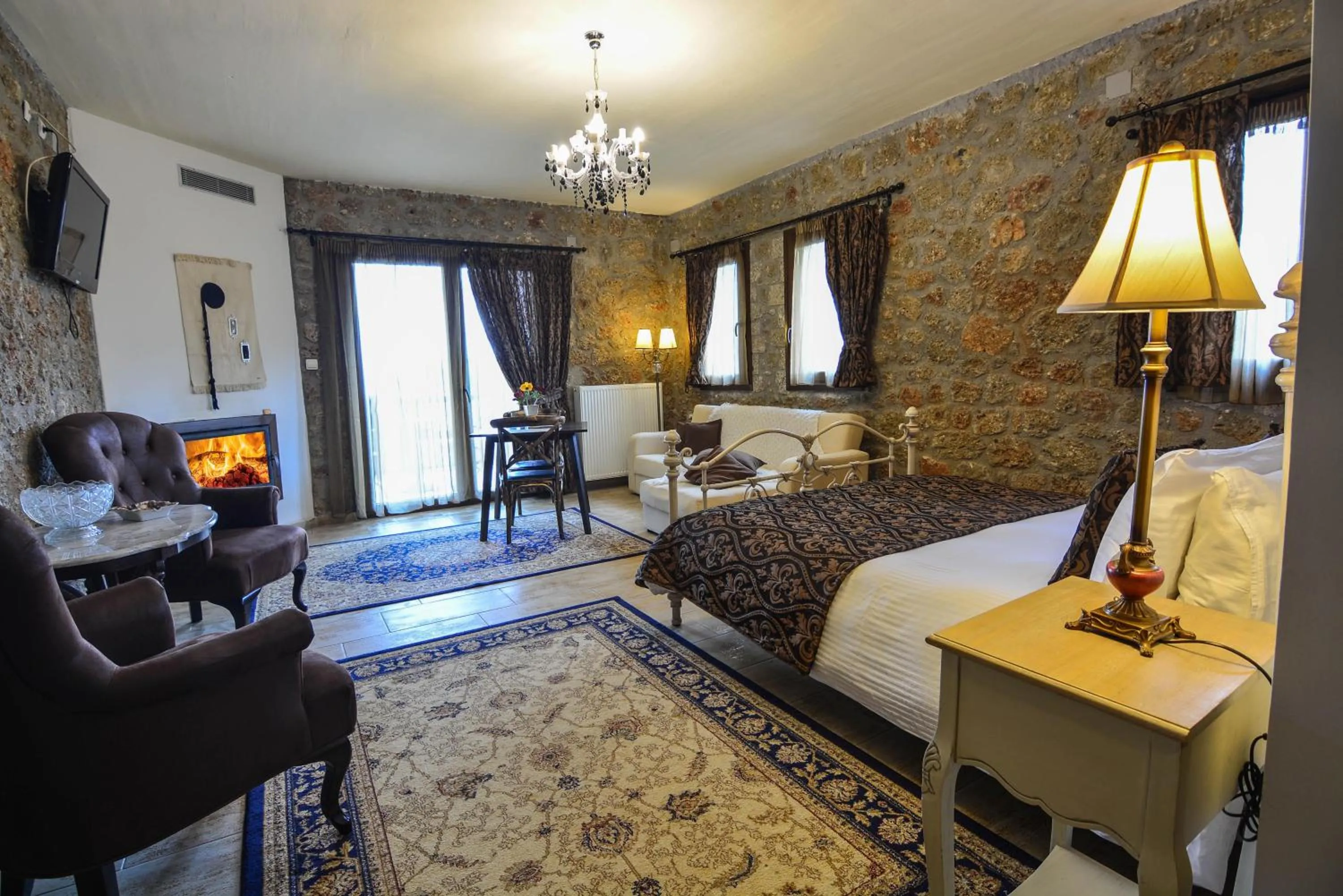 TV and multimedia, Bed in Trikalon Muses Art Suites