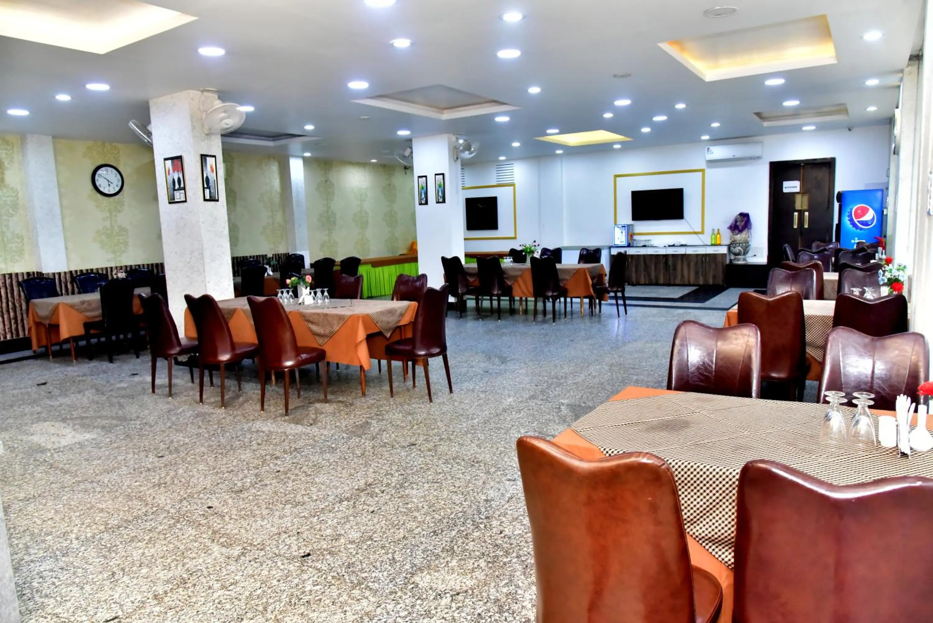 Restaurant/places to eat in Hotel Suraj Palace