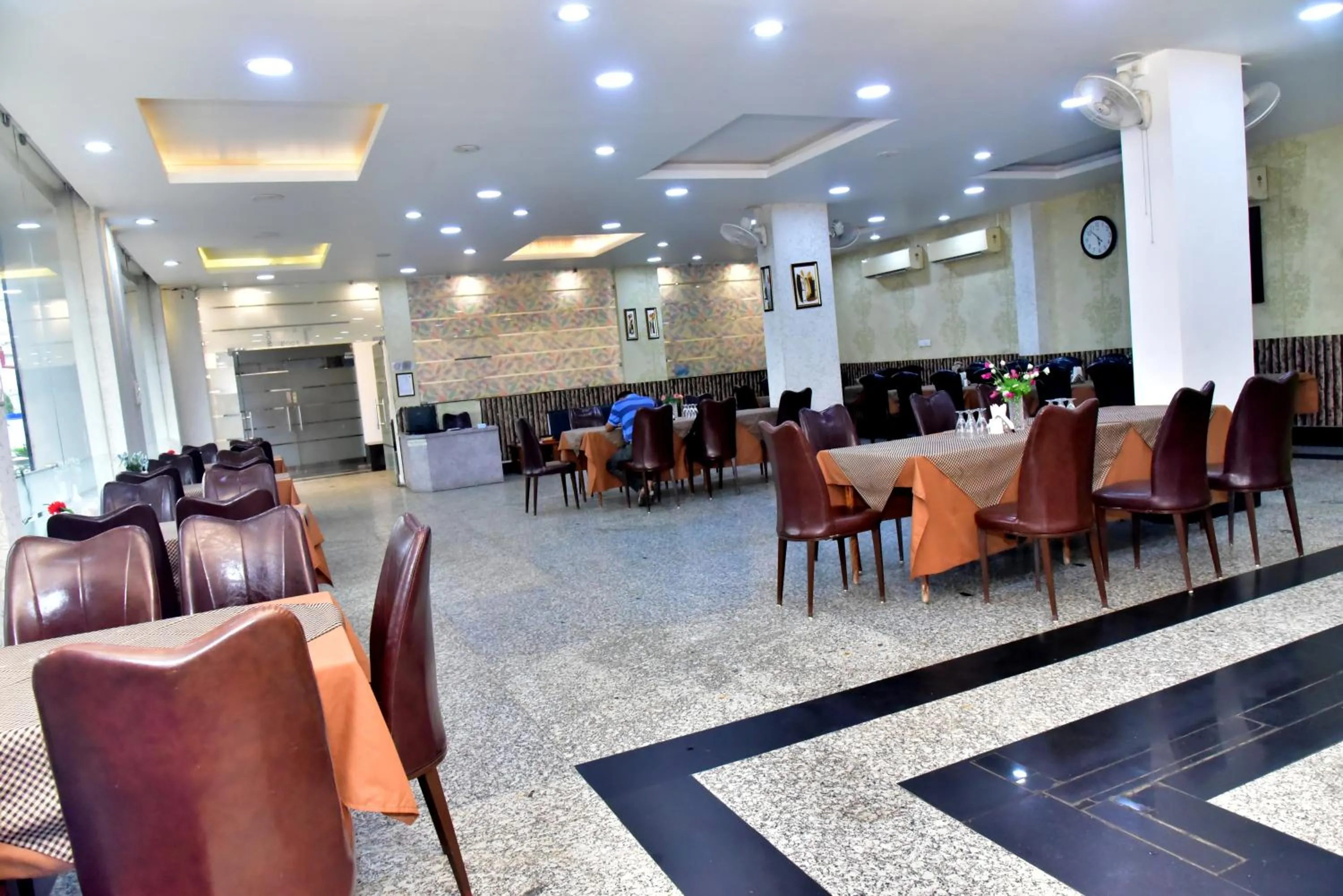 Restaurant/places to eat in Hotel Suraj Palace
