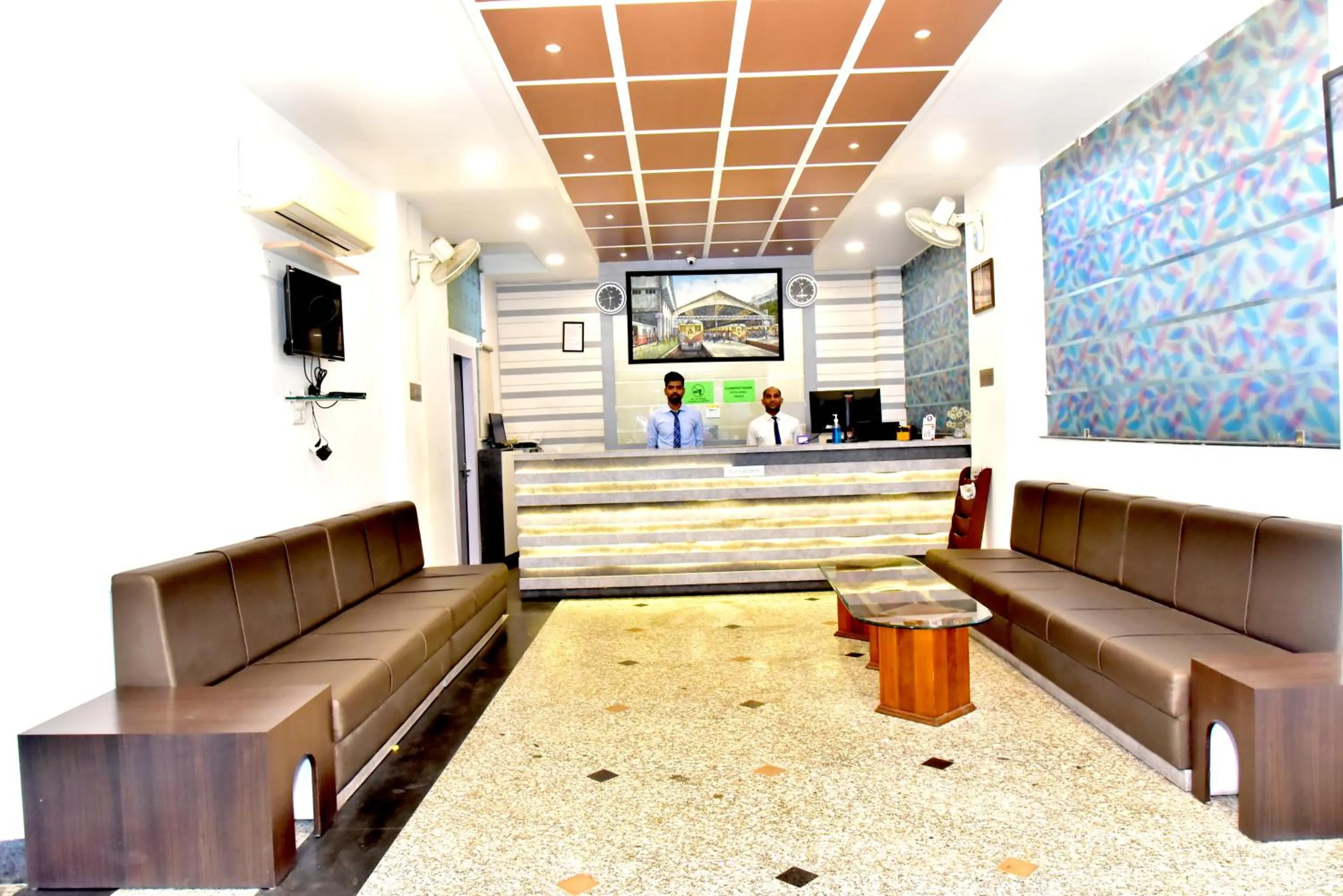 Communal lounge/ TV room in Hotel Suraj Palace