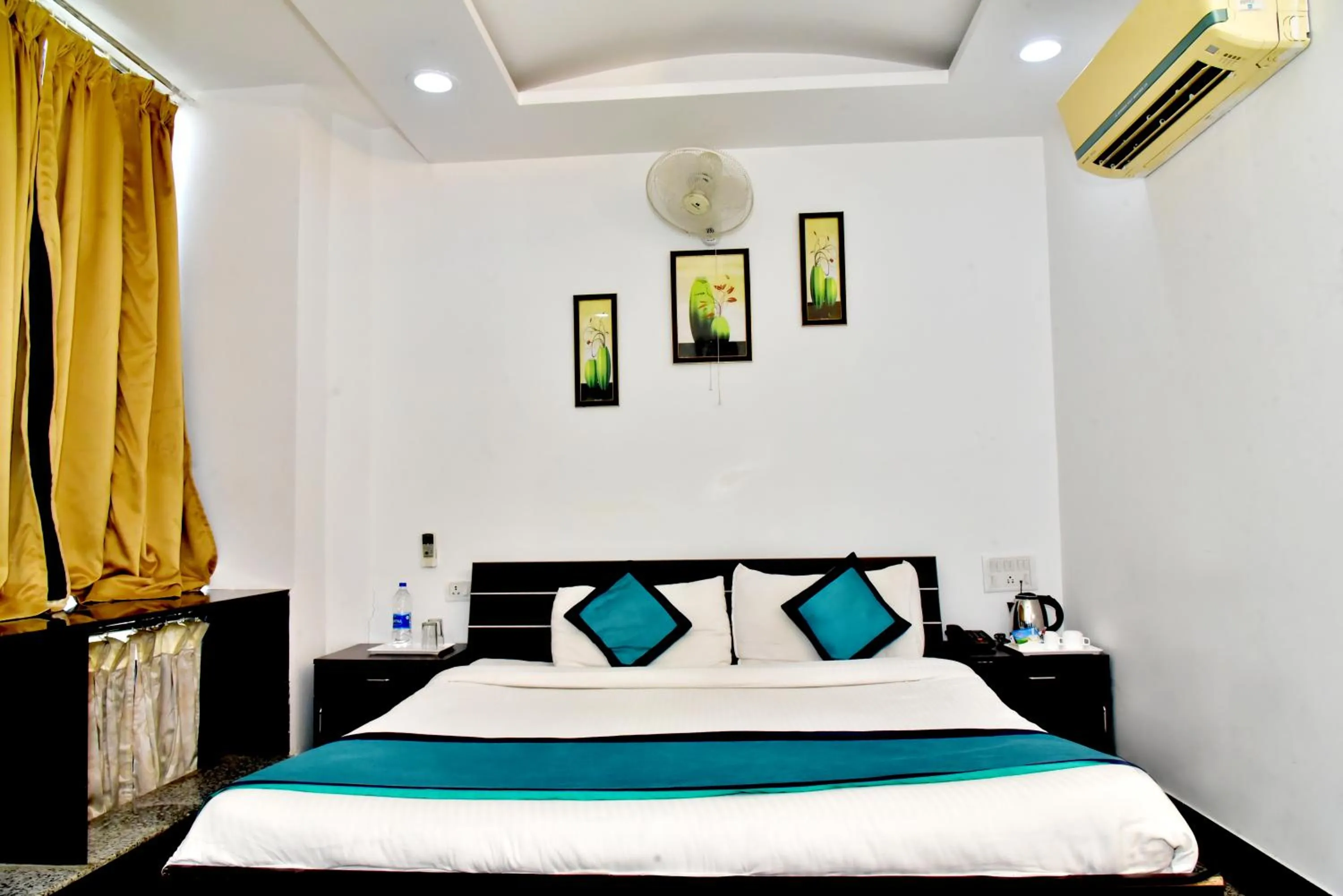 Bed in Hotel Suraj Palace