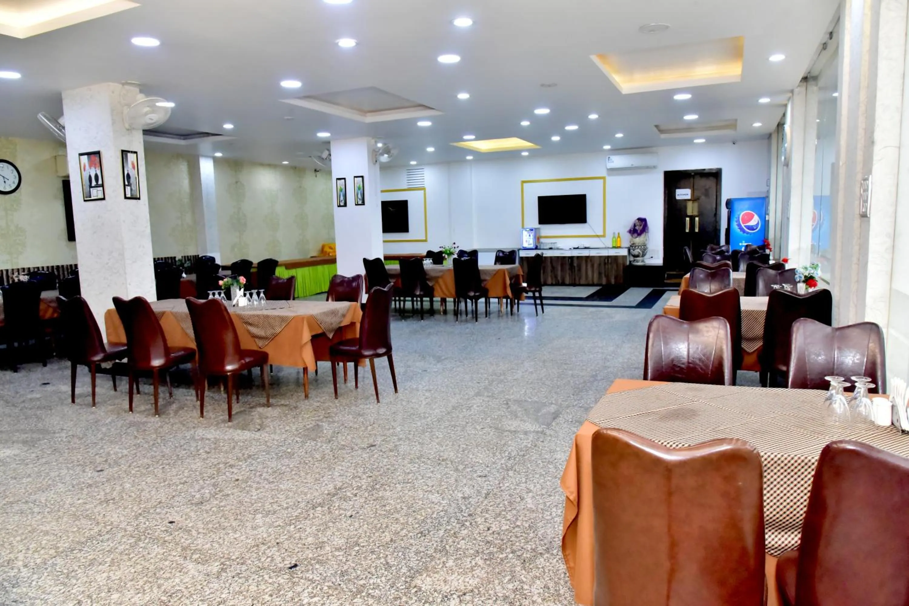 Restaurant/places to eat in Hotel Suraj Palace