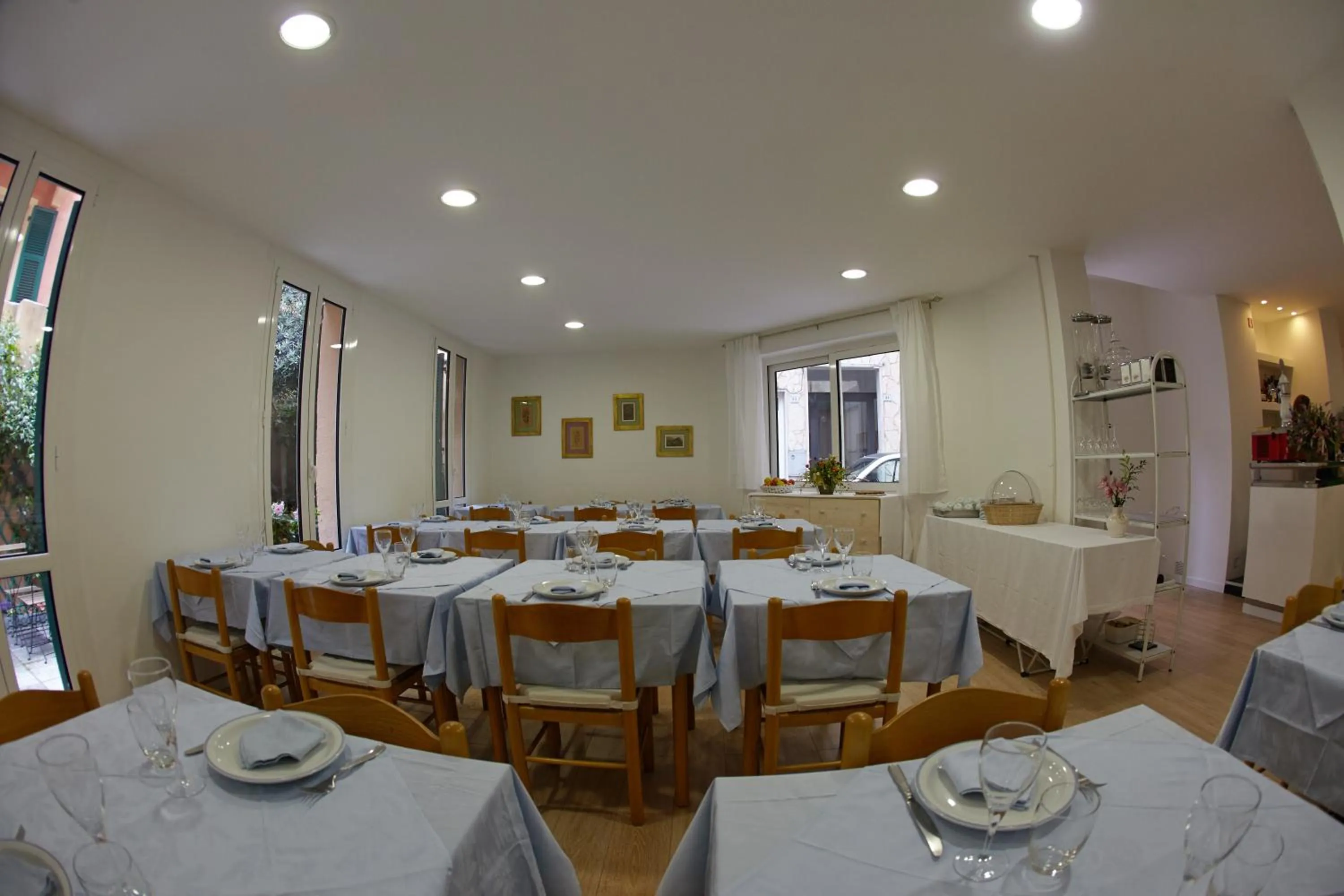 Restaurant/places to eat in Hotel Lydia