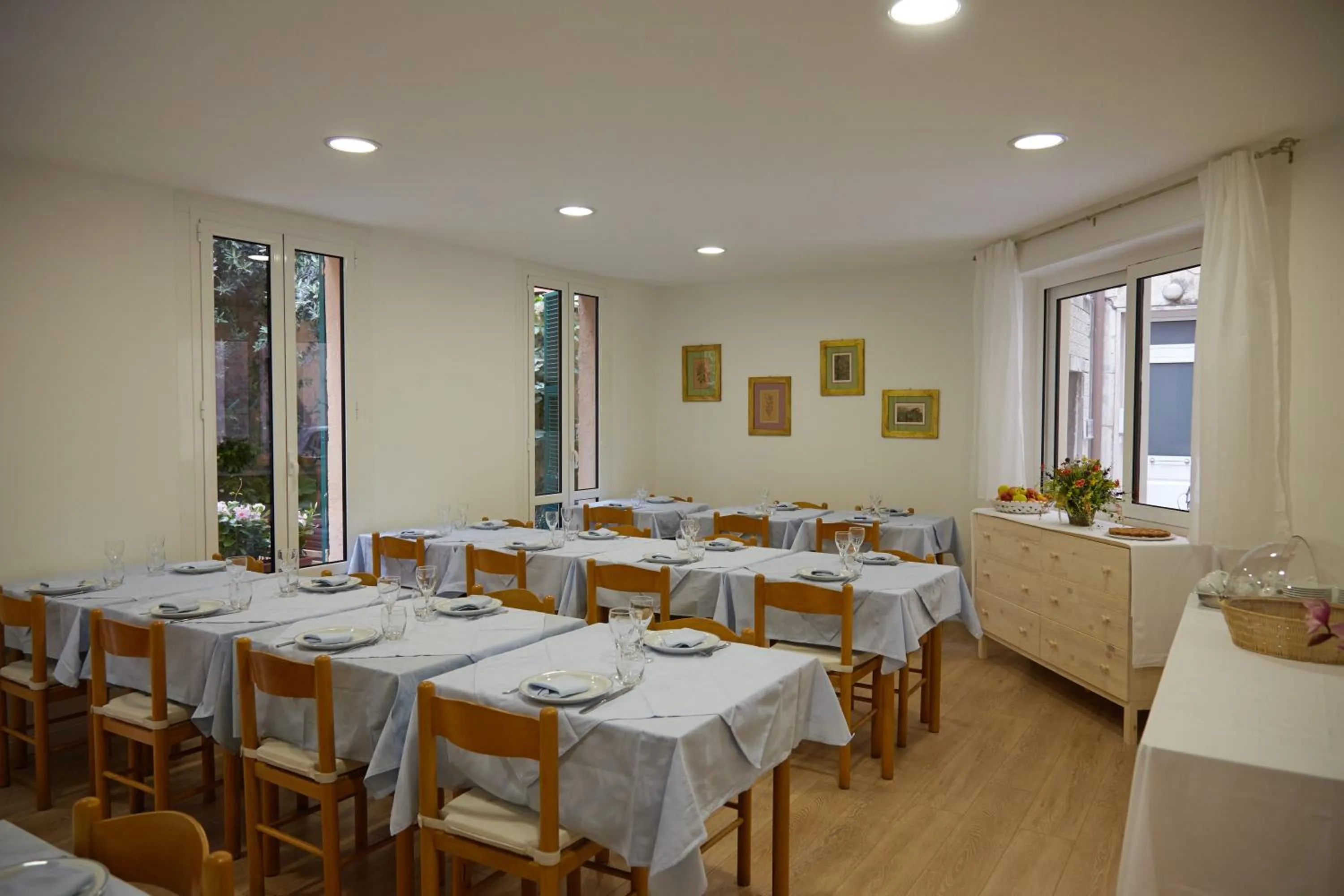 Restaurant/places to eat in Hotel Lydia