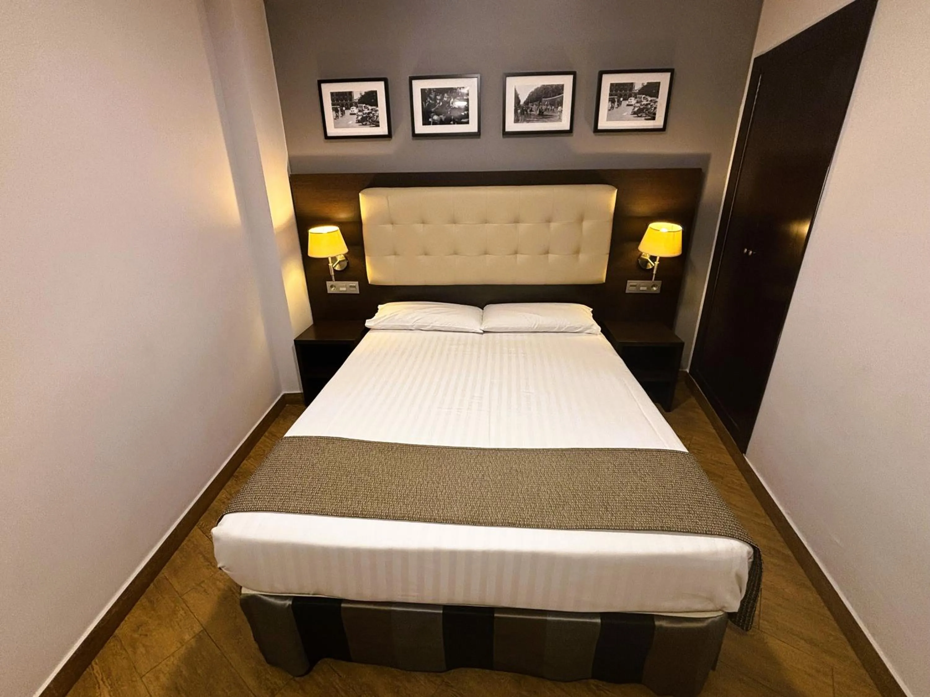 Bedroom, Bed in Apartamentos Boutique Catedral