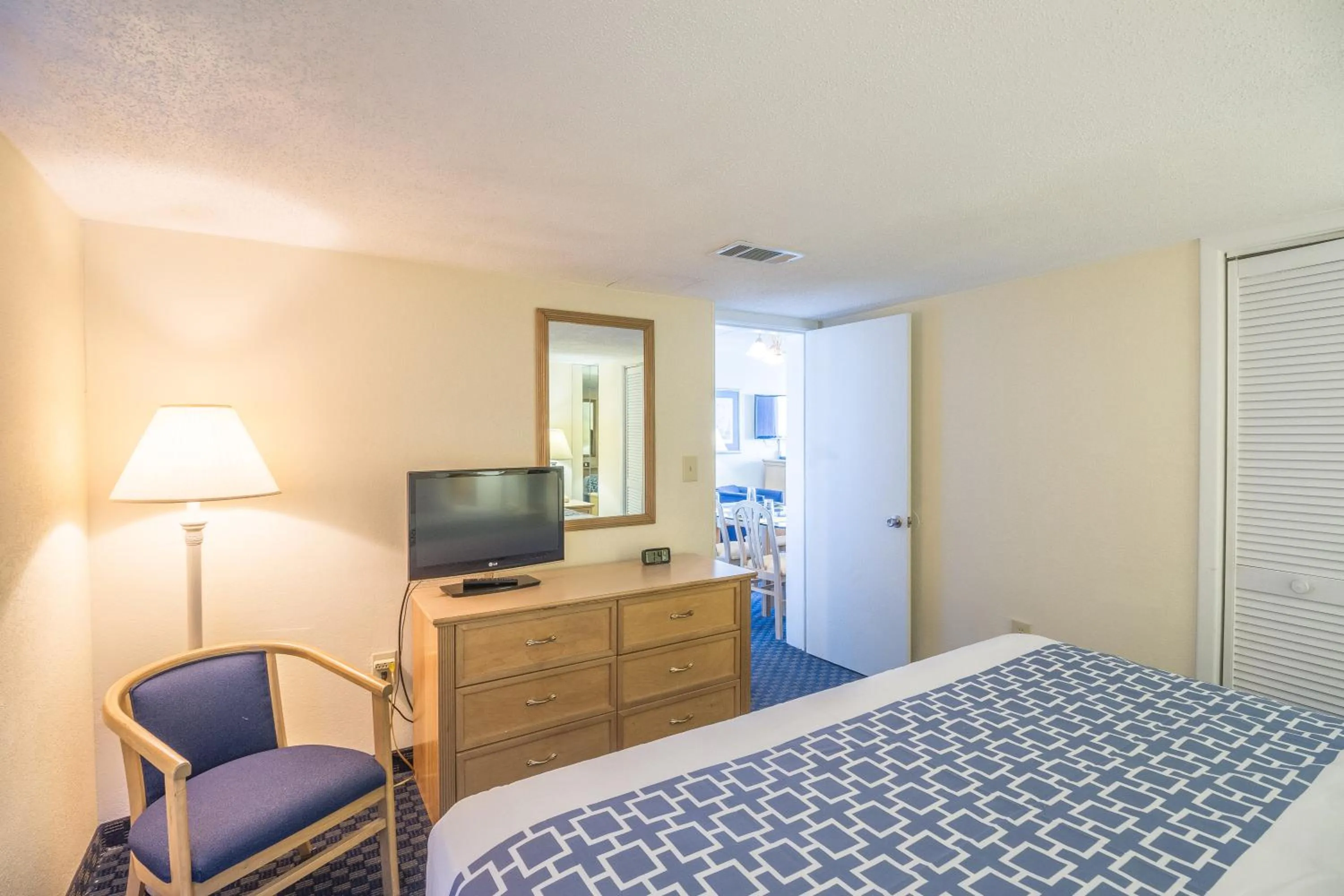 Bedroom, Bed in Yachtsman Oceanfront Resort