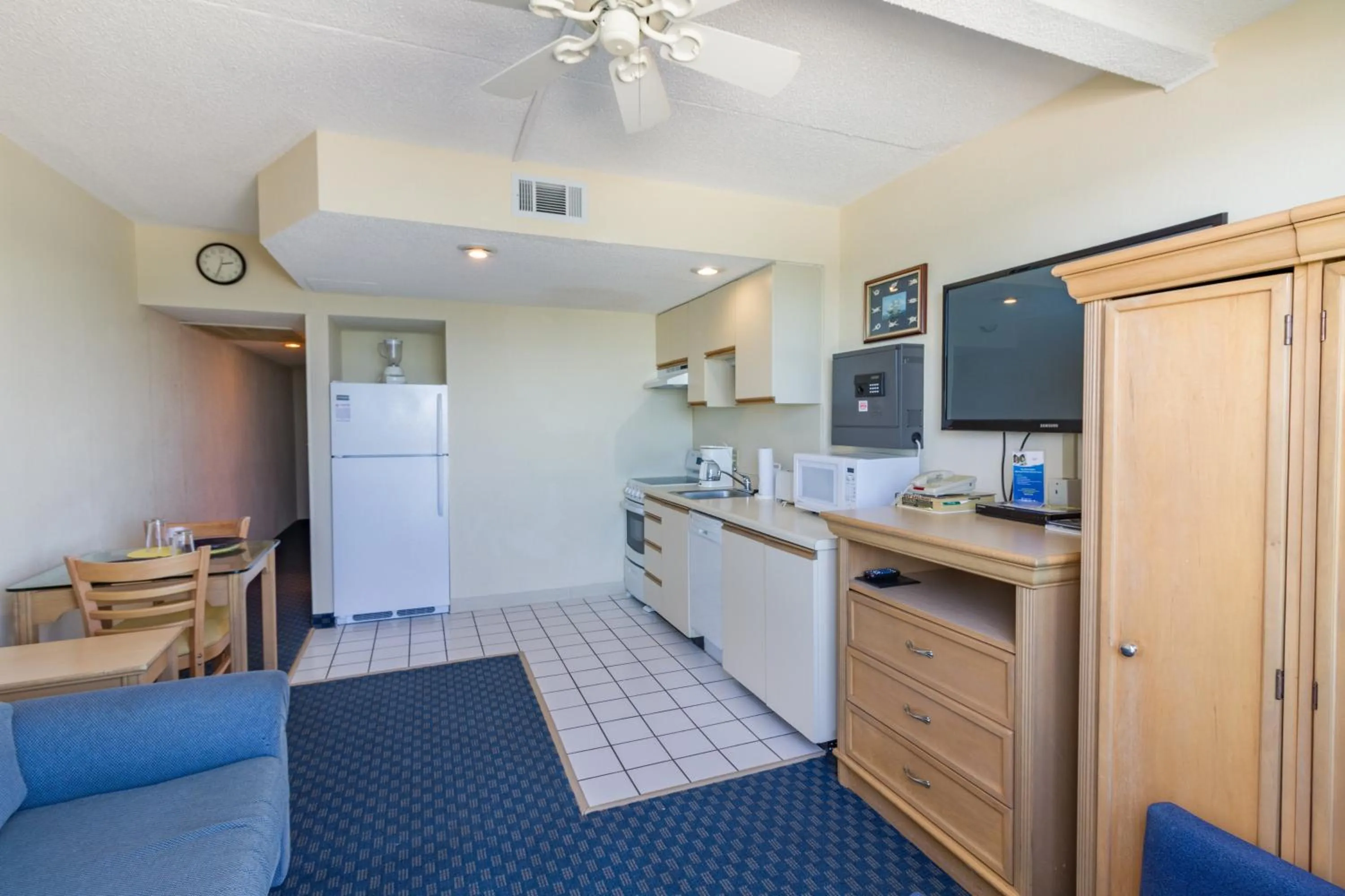 Kitchen or kitchenette in Yachtsman Oceanfront Resort