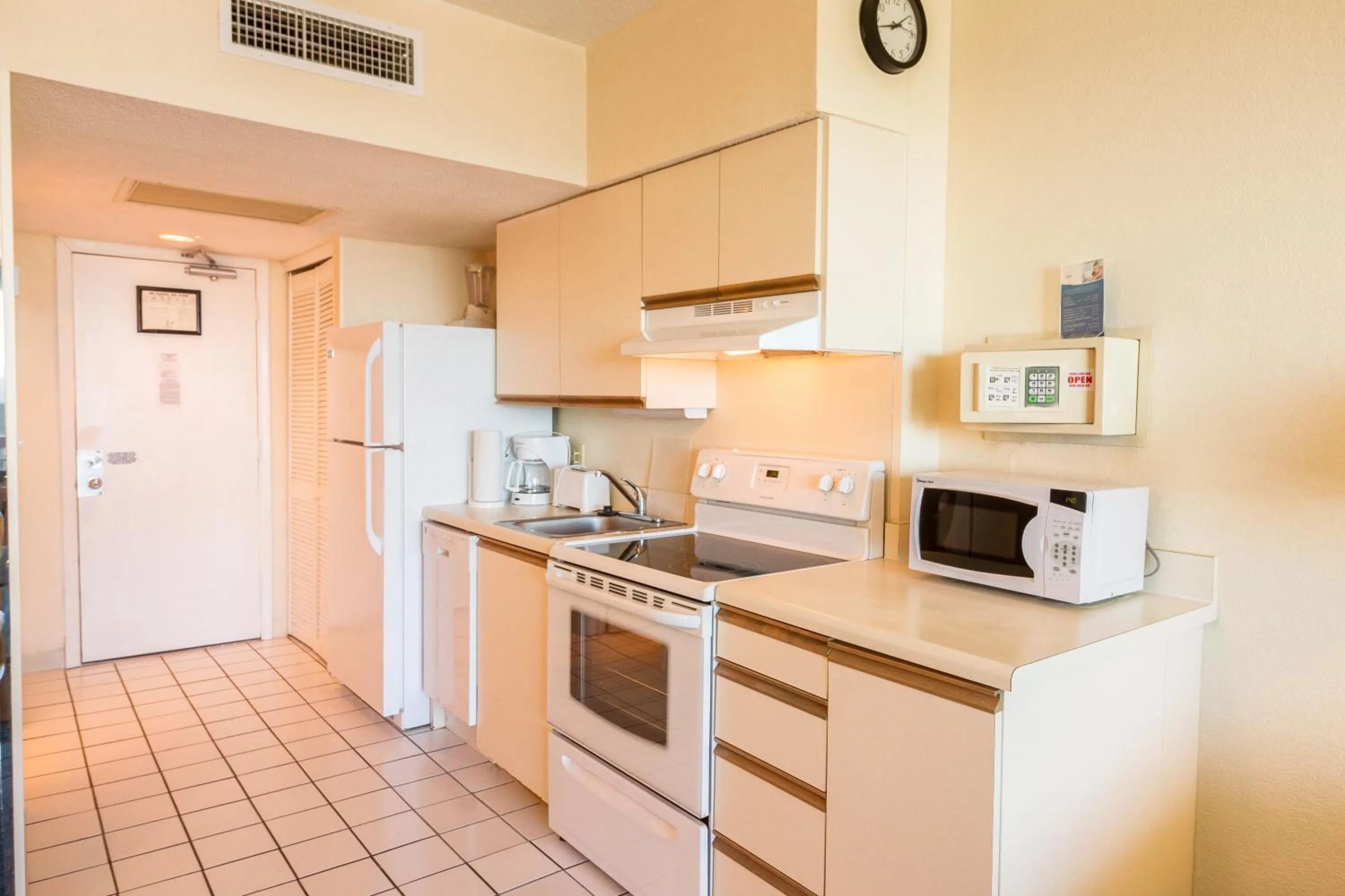 Kitchen or kitchenette in Yachtsman Oceanfront Resort