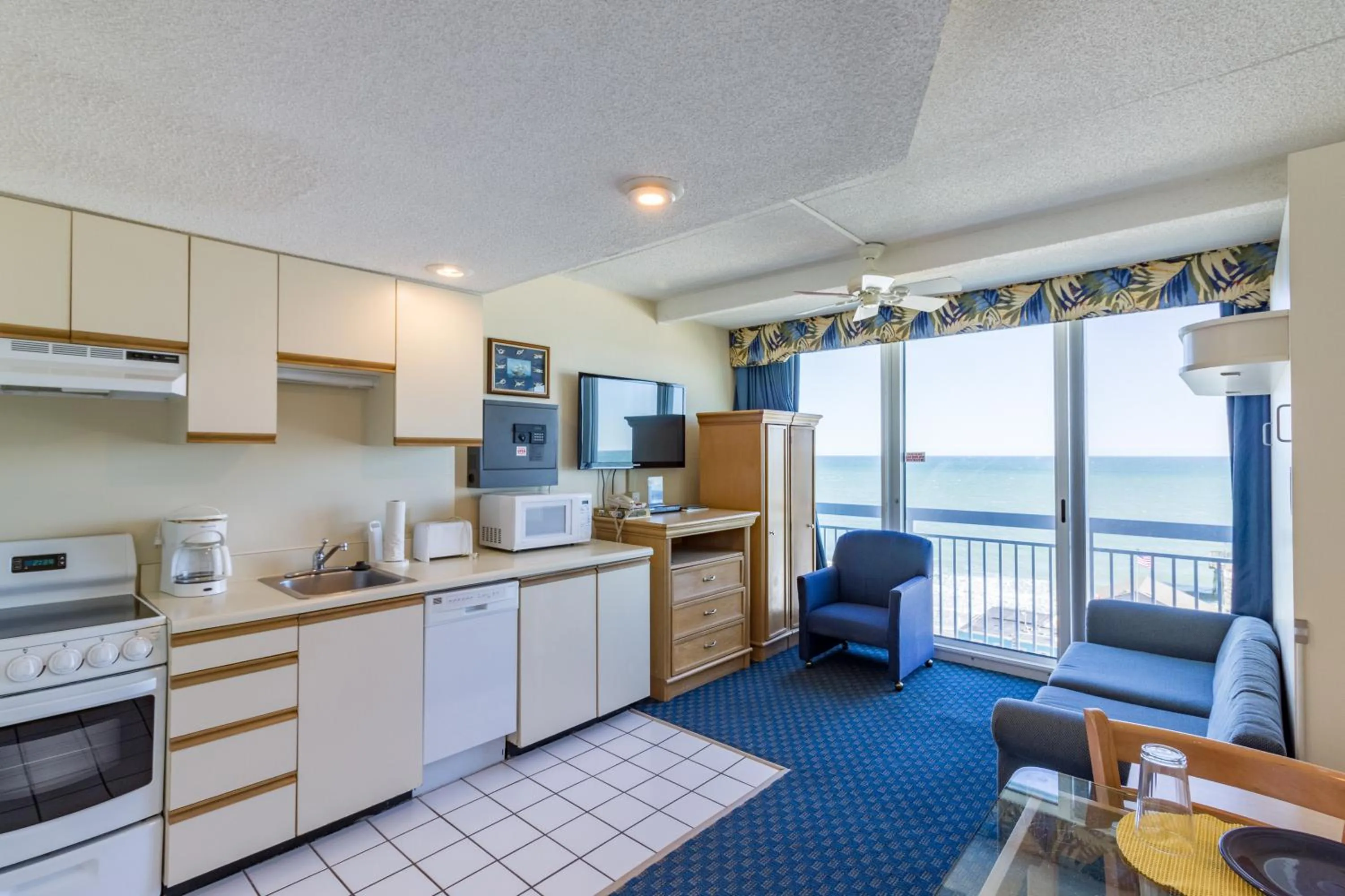Kitchen or kitchenette in Yachtsman Oceanfront Resort