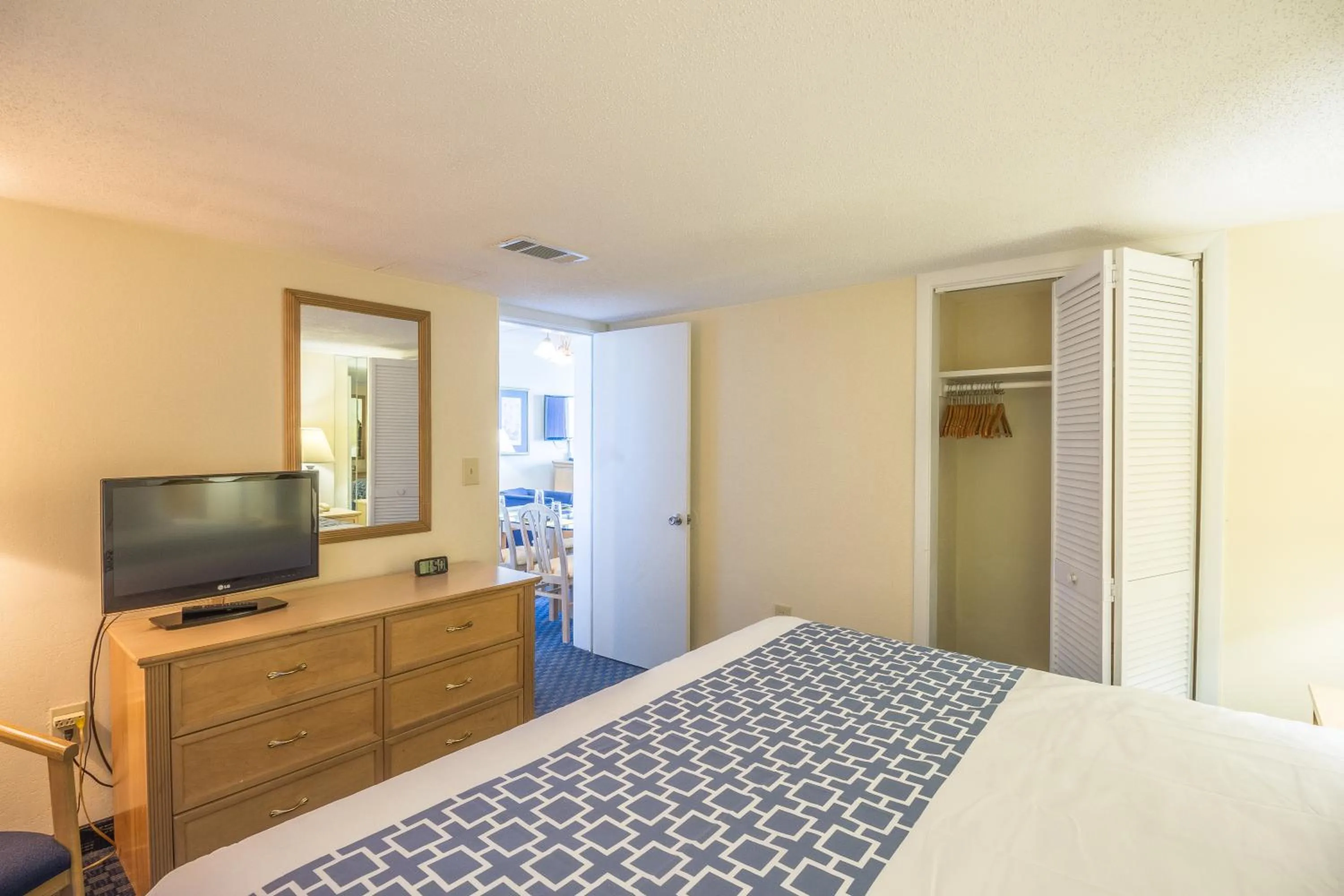 Bedroom, Bed in Yachtsman Oceanfront Resort