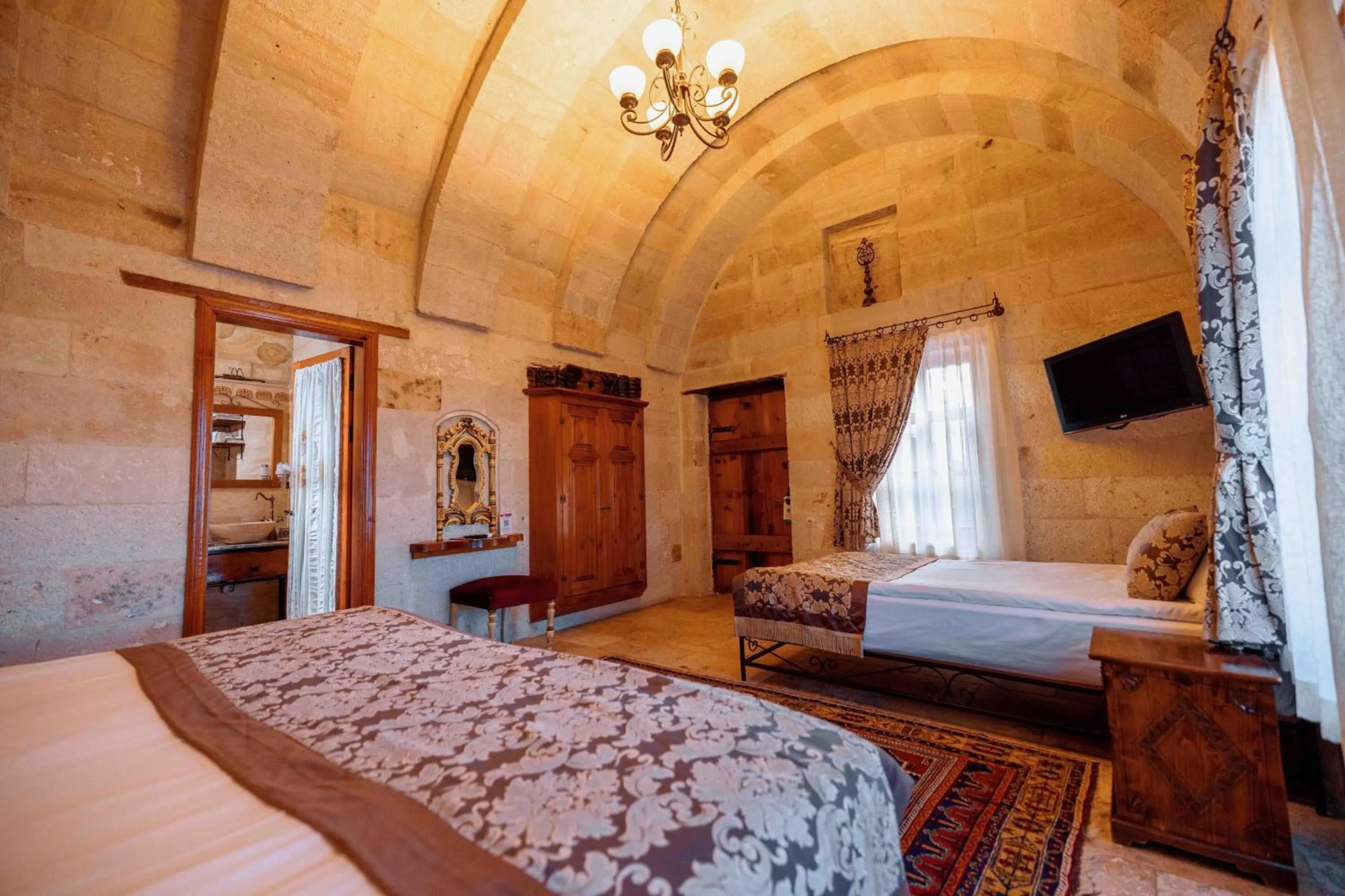 Photo of the whole room, Bed in Mithra Cave Cappadocia