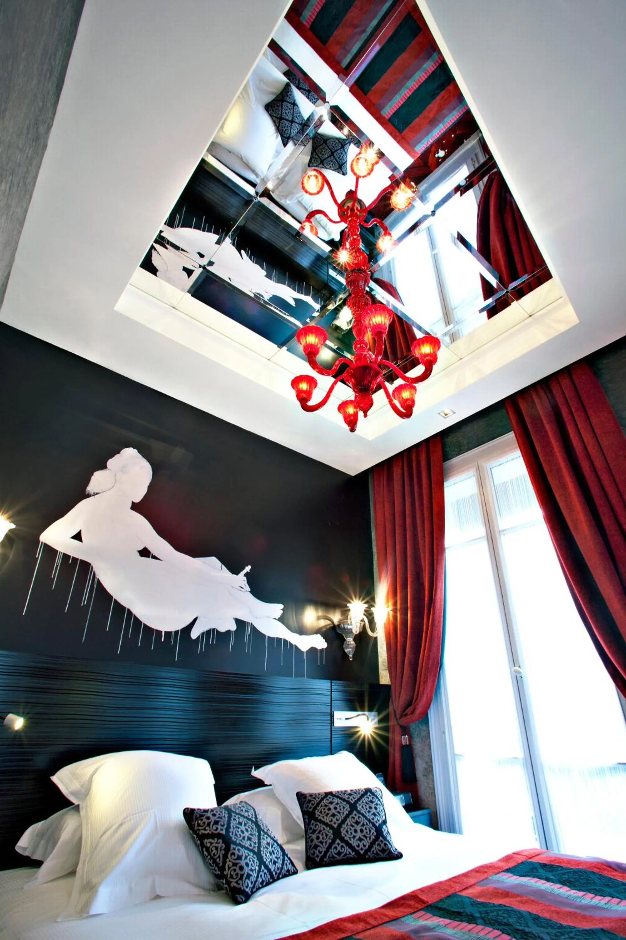 Bed in Maison Albar- Le Champs-Elysées