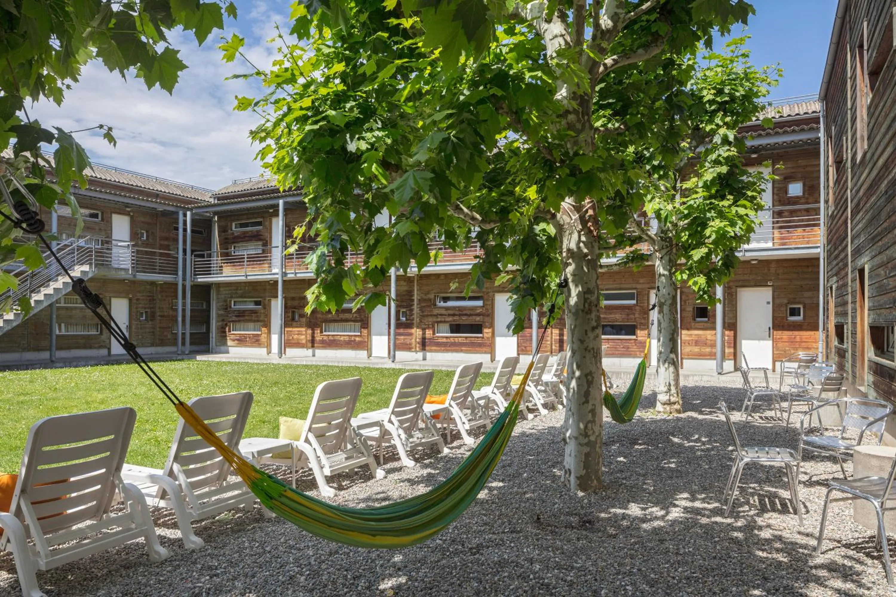 Patio in Lausanne Youth Hostel Jeunotel