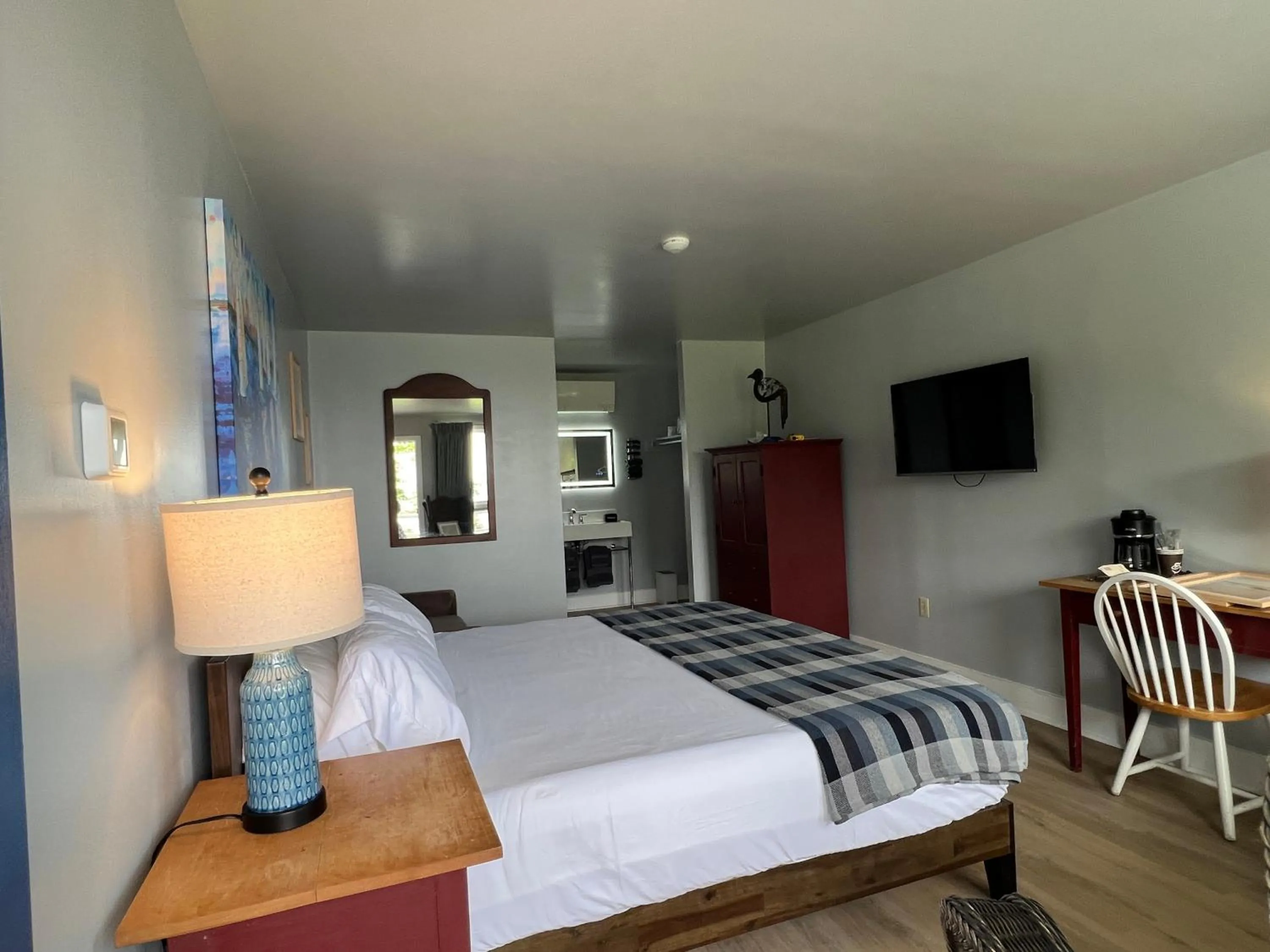 Bed in High Tide Inn on the Ocean, Motel and Cottages