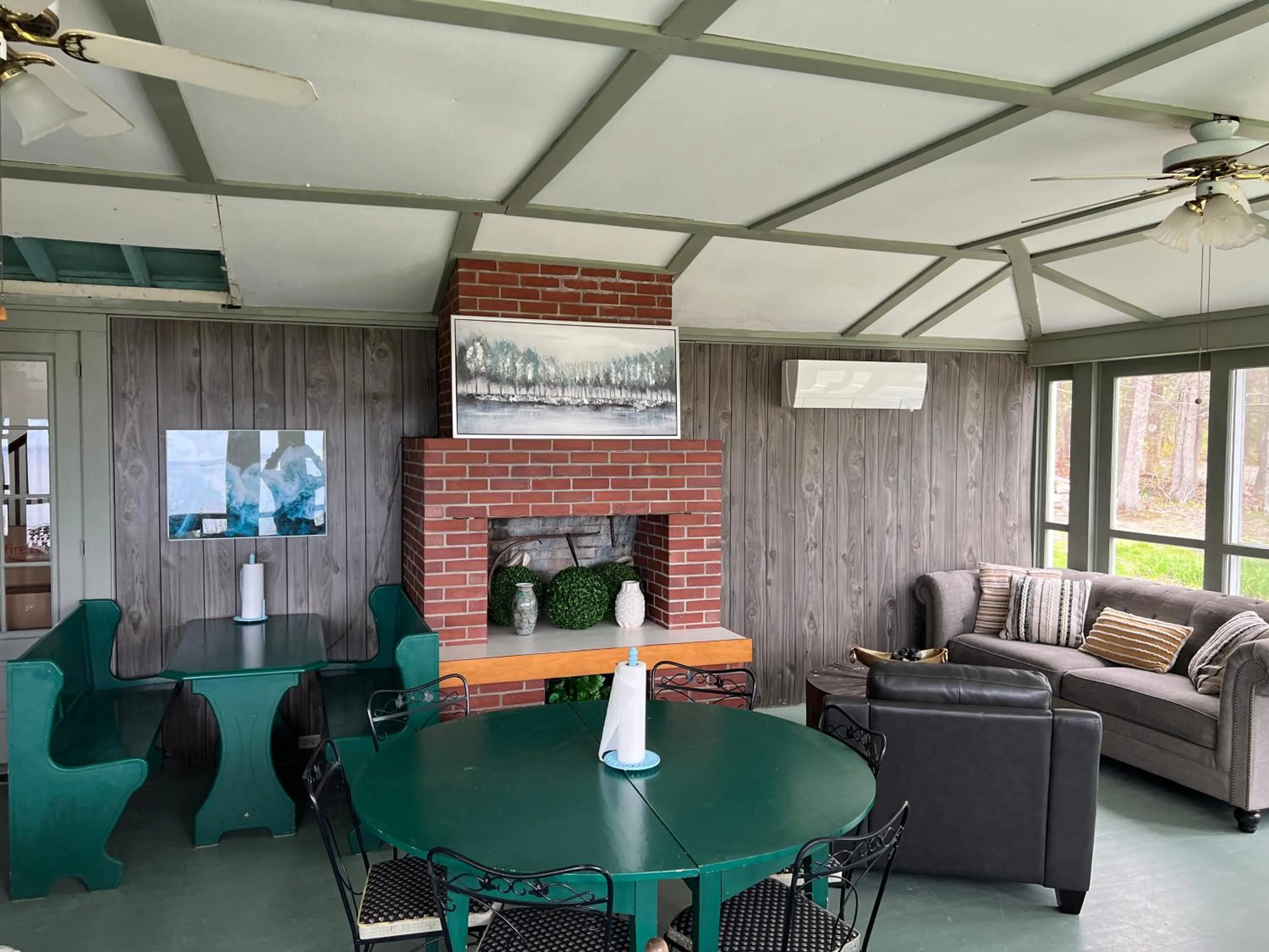 Communal lounge/ TV room in High Tide Inn on the Ocean, Motel and Cottages