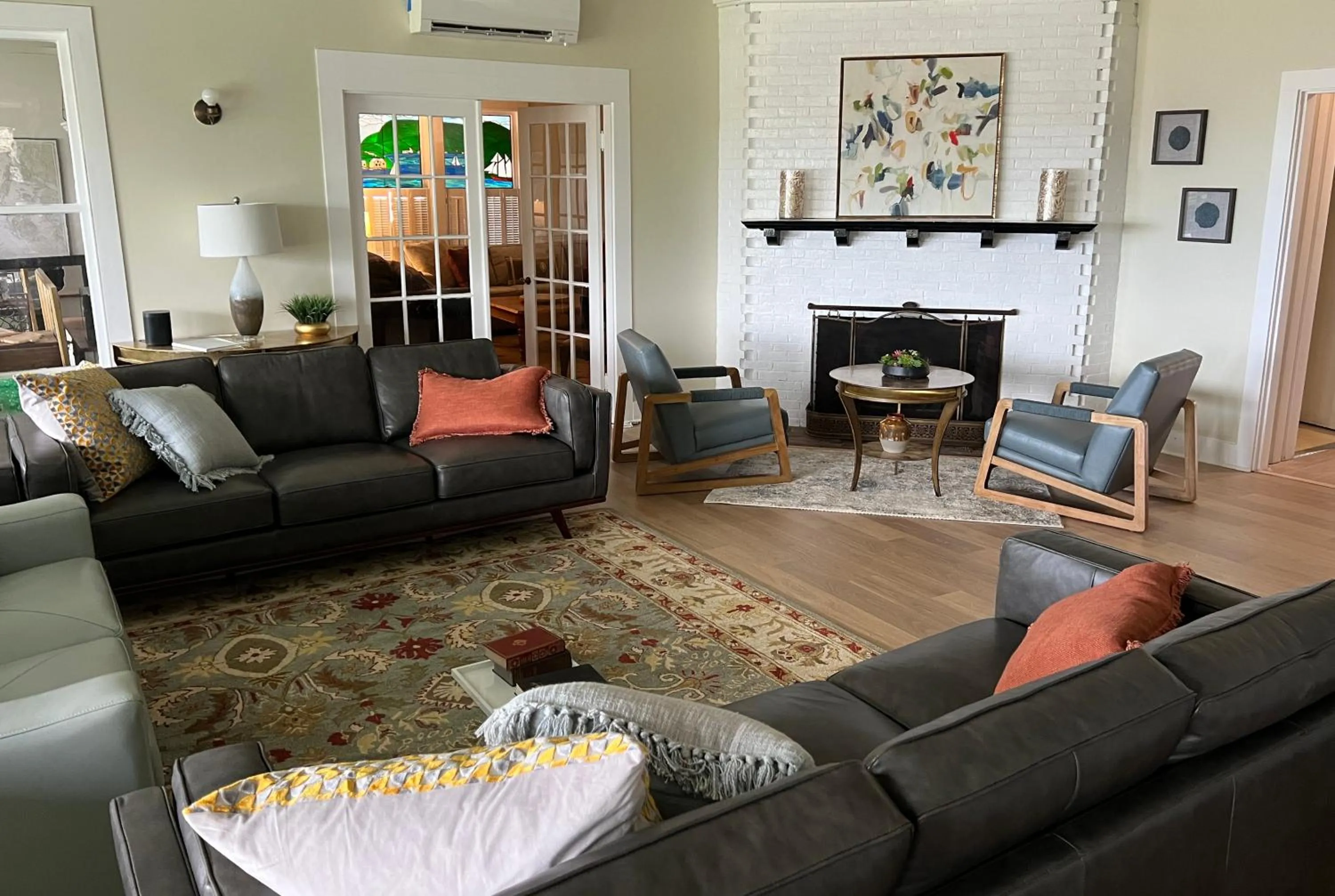 Living room in High Tide Inn on the Ocean, Motel and Cottages