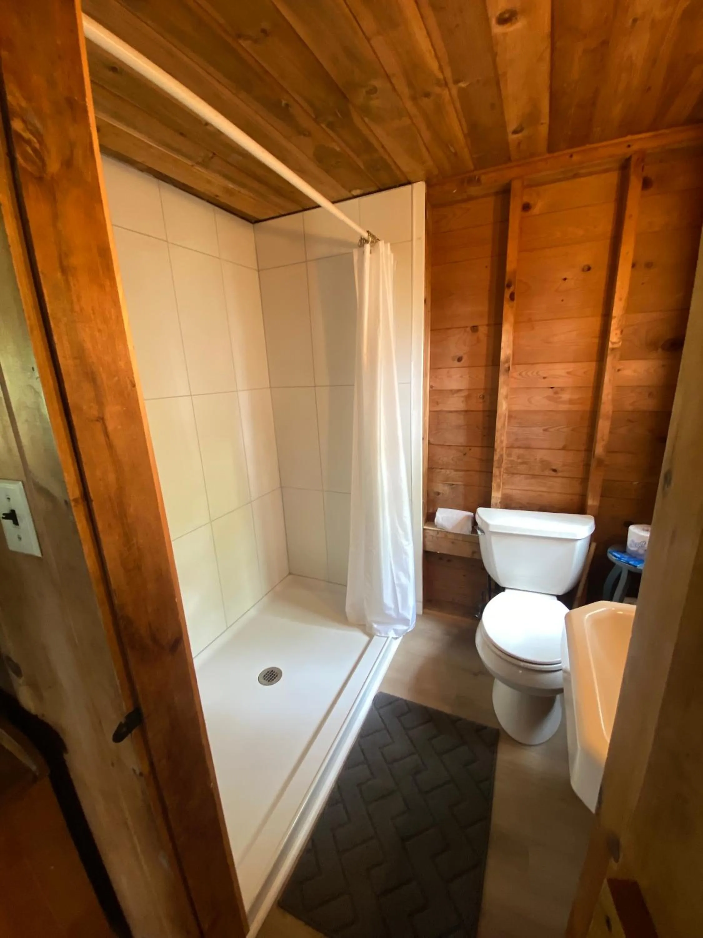 Shower in High Tide Inn on the Ocean, Motel and Cottages