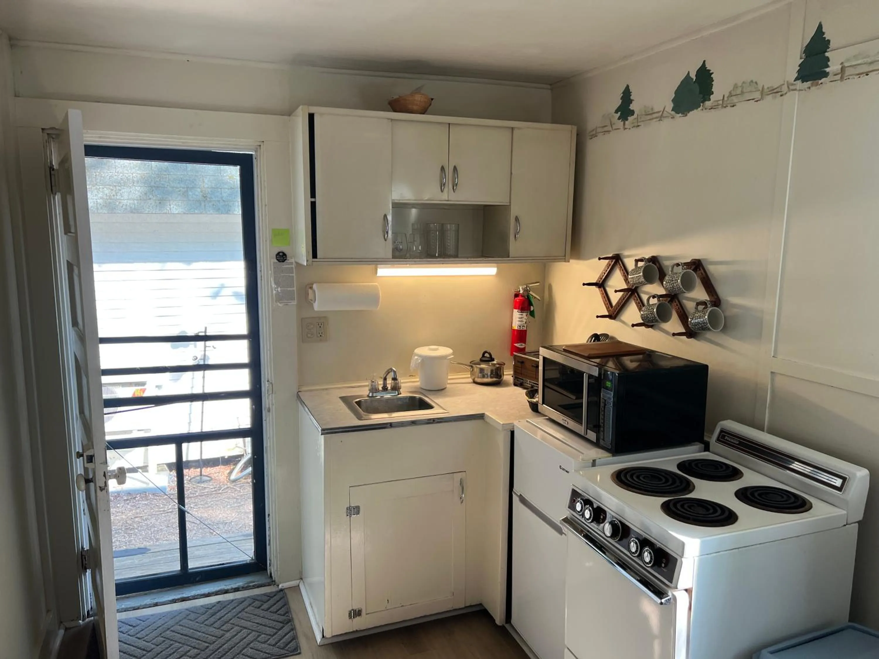 Kitchen or kitchenette in High Tide Inn on the Ocean, Motel and Cottages