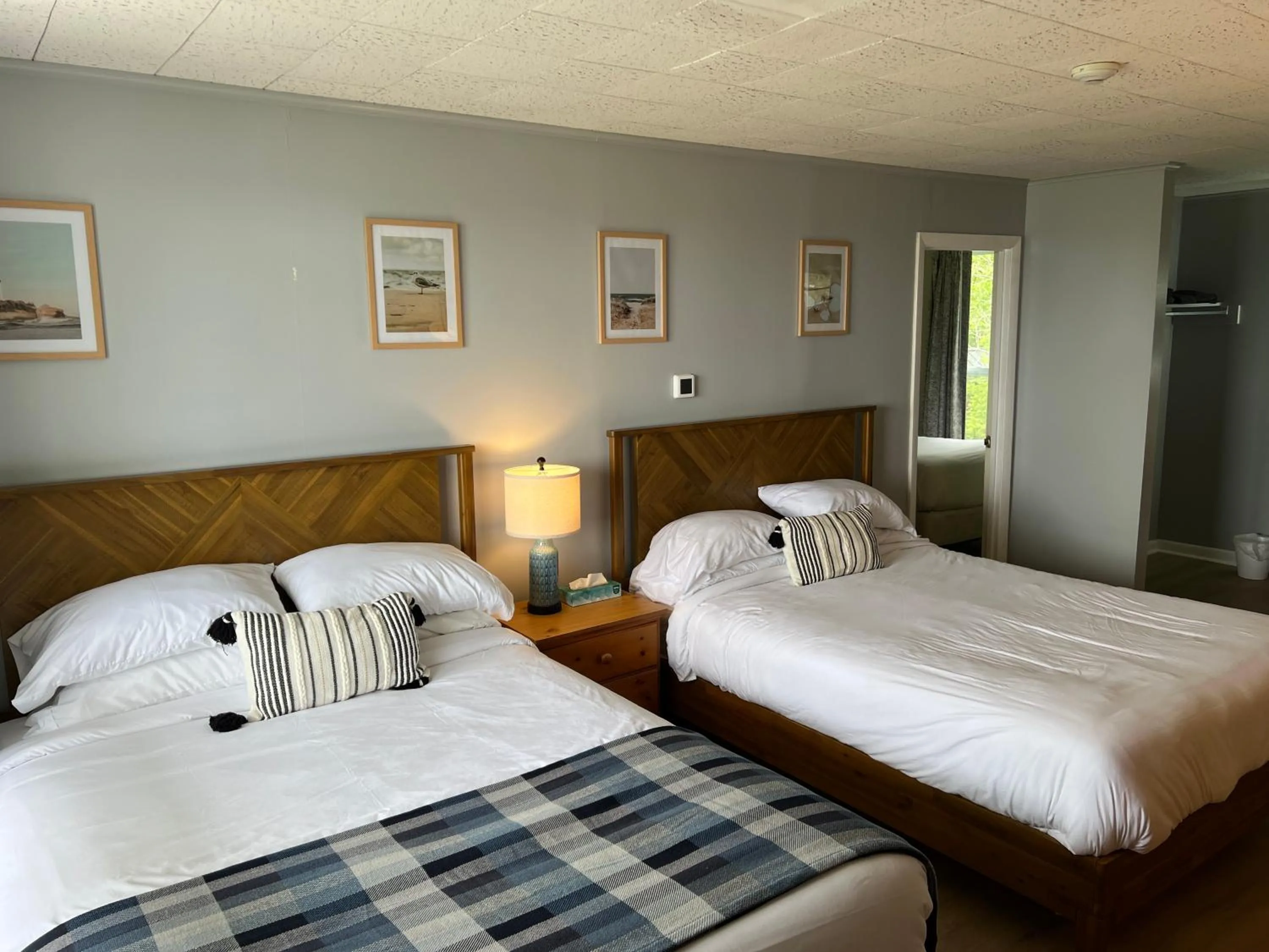 Bed in High Tide Inn on the Ocean, Motel and Cottages