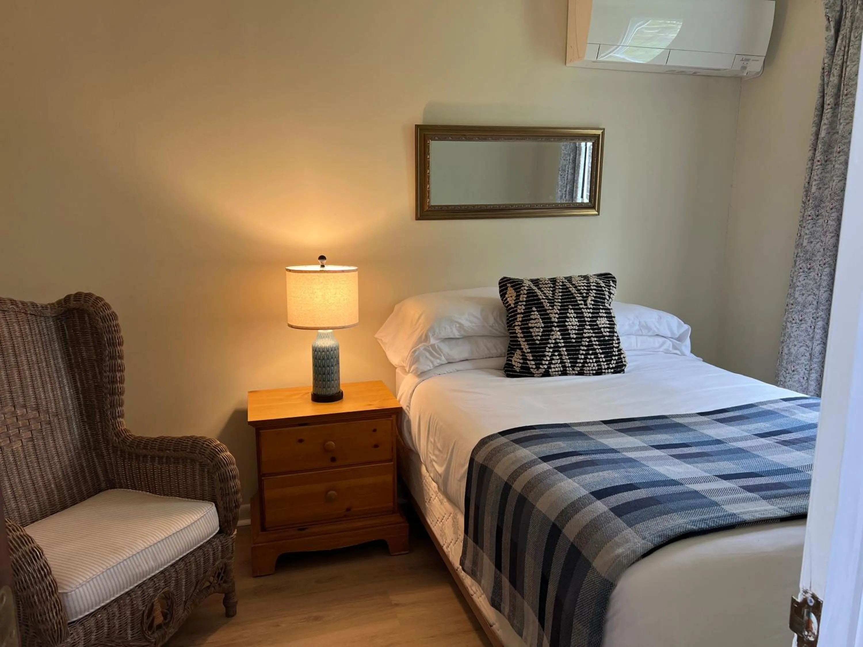 Bed in High Tide Inn on the Ocean, Motel and Cottages