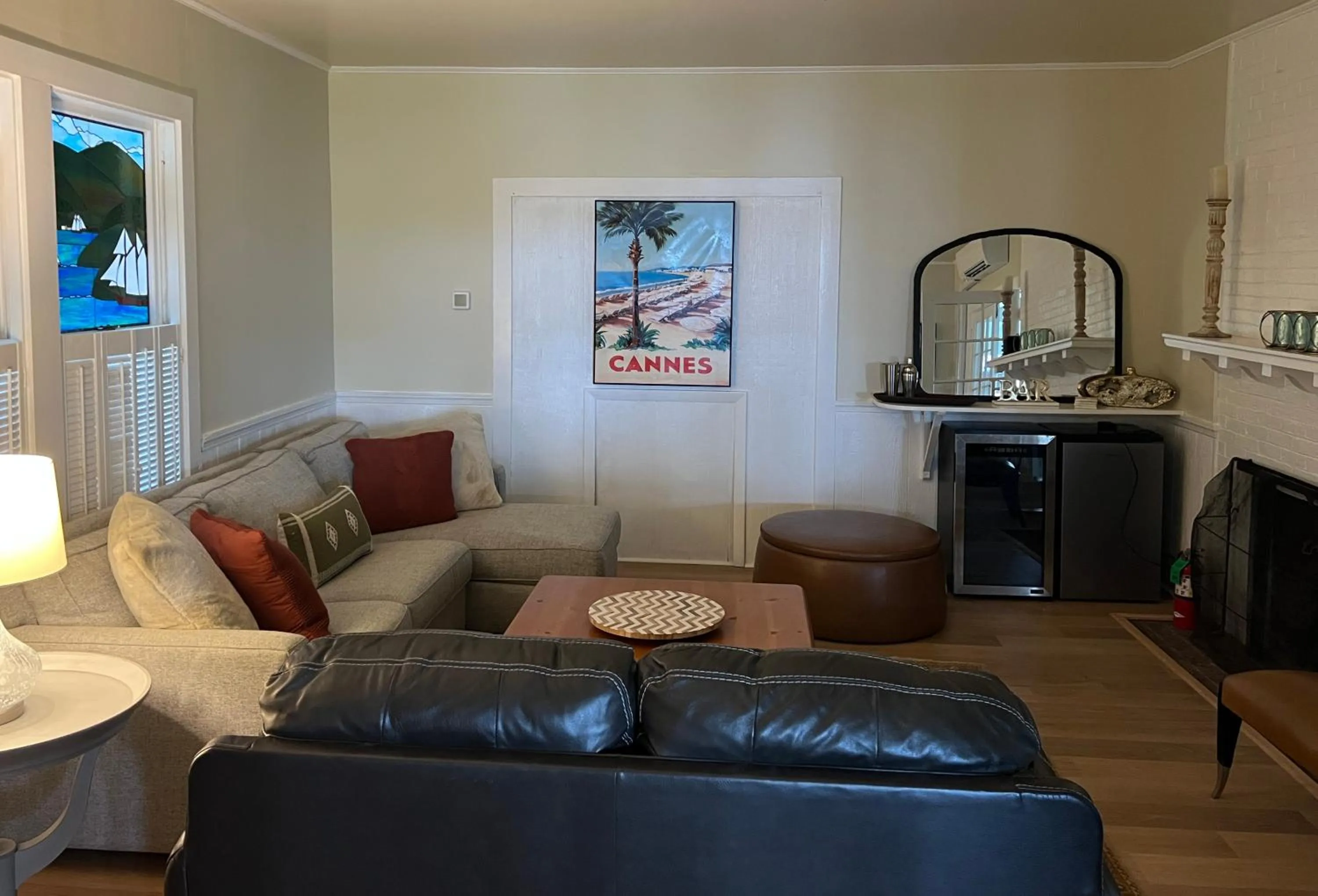 Communal lounge/ TV room in High Tide Inn on the Ocean, Motel and Cottages