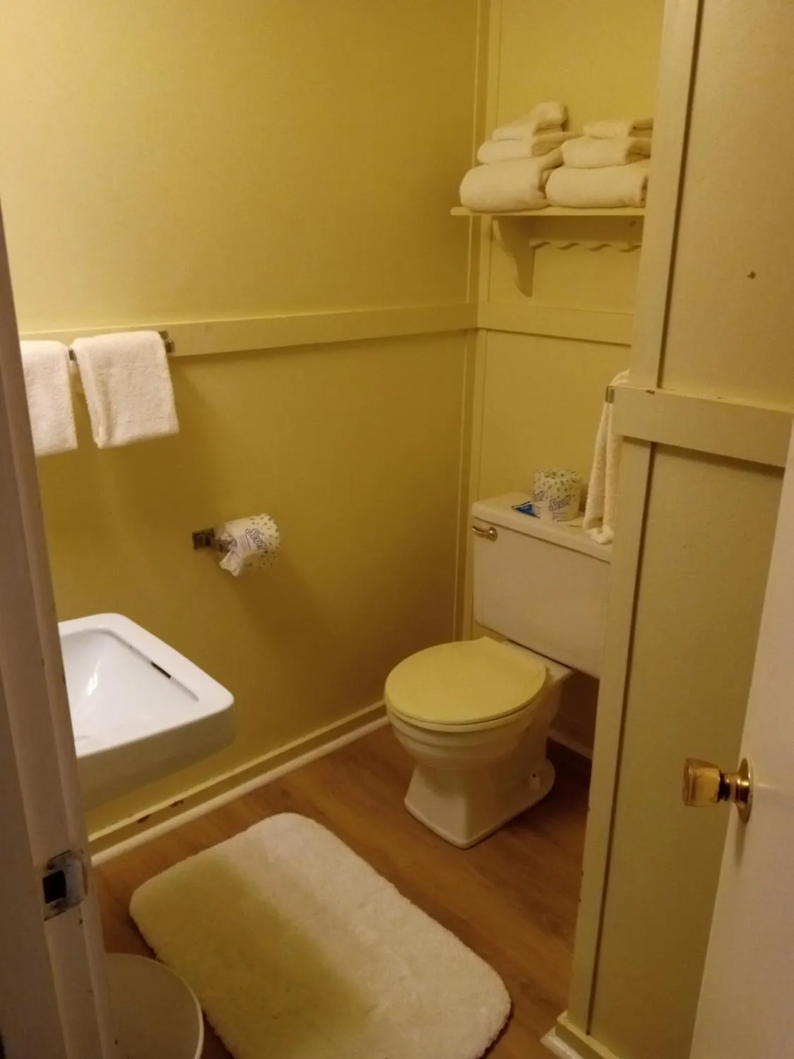 Toilet in High Tide Inn on the Ocean, Motel and Cottages