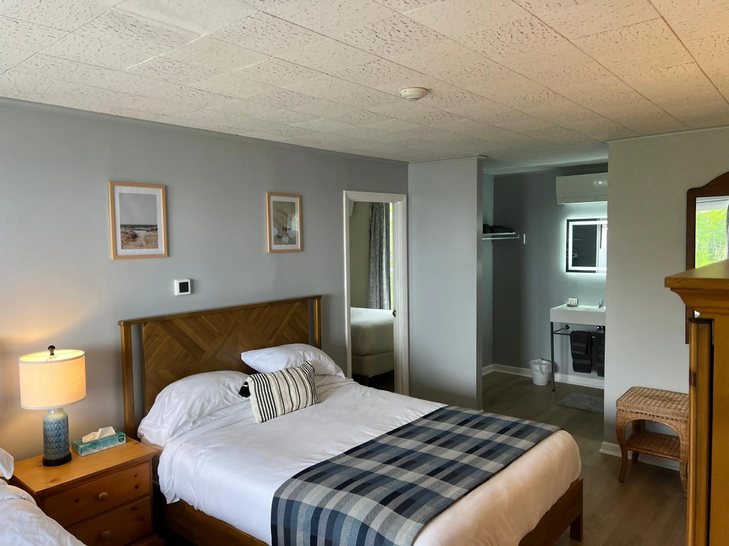 Bed in High Tide Inn on the Ocean, Motel and Cottages