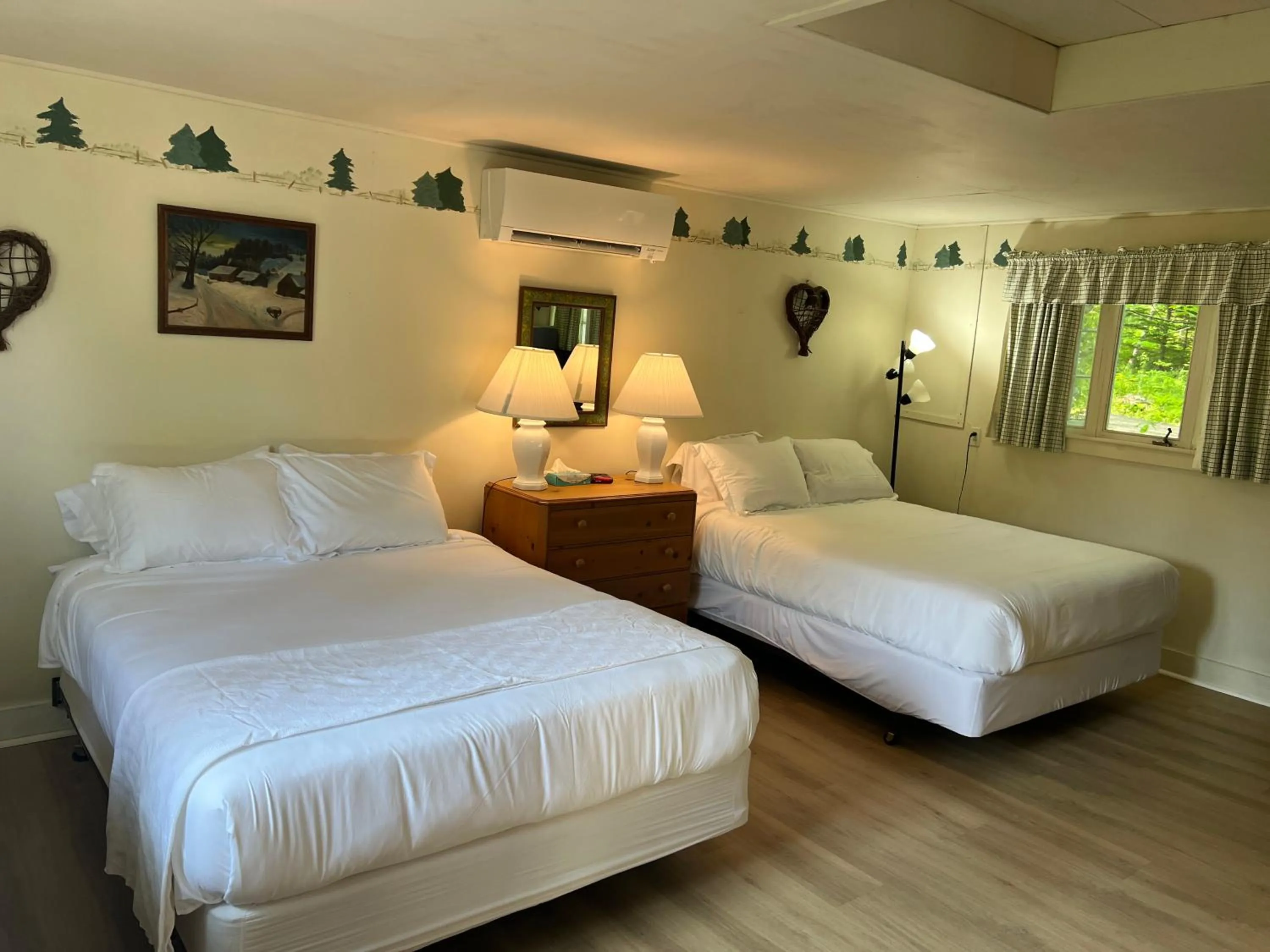 Bed in High Tide Inn on the Ocean, Motel and Cottages