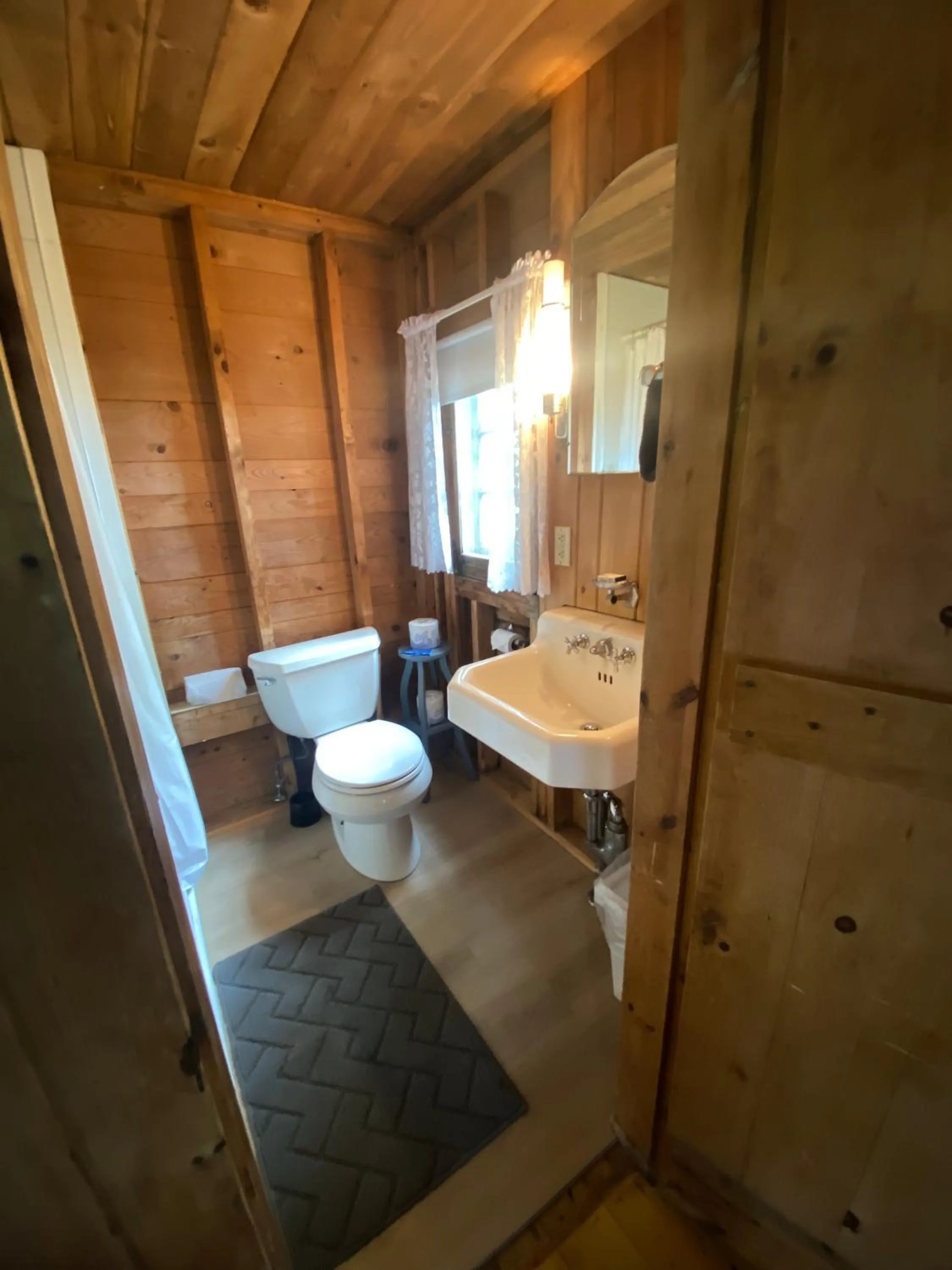 Toilet in High Tide Inn on the Ocean, Motel and Cottages