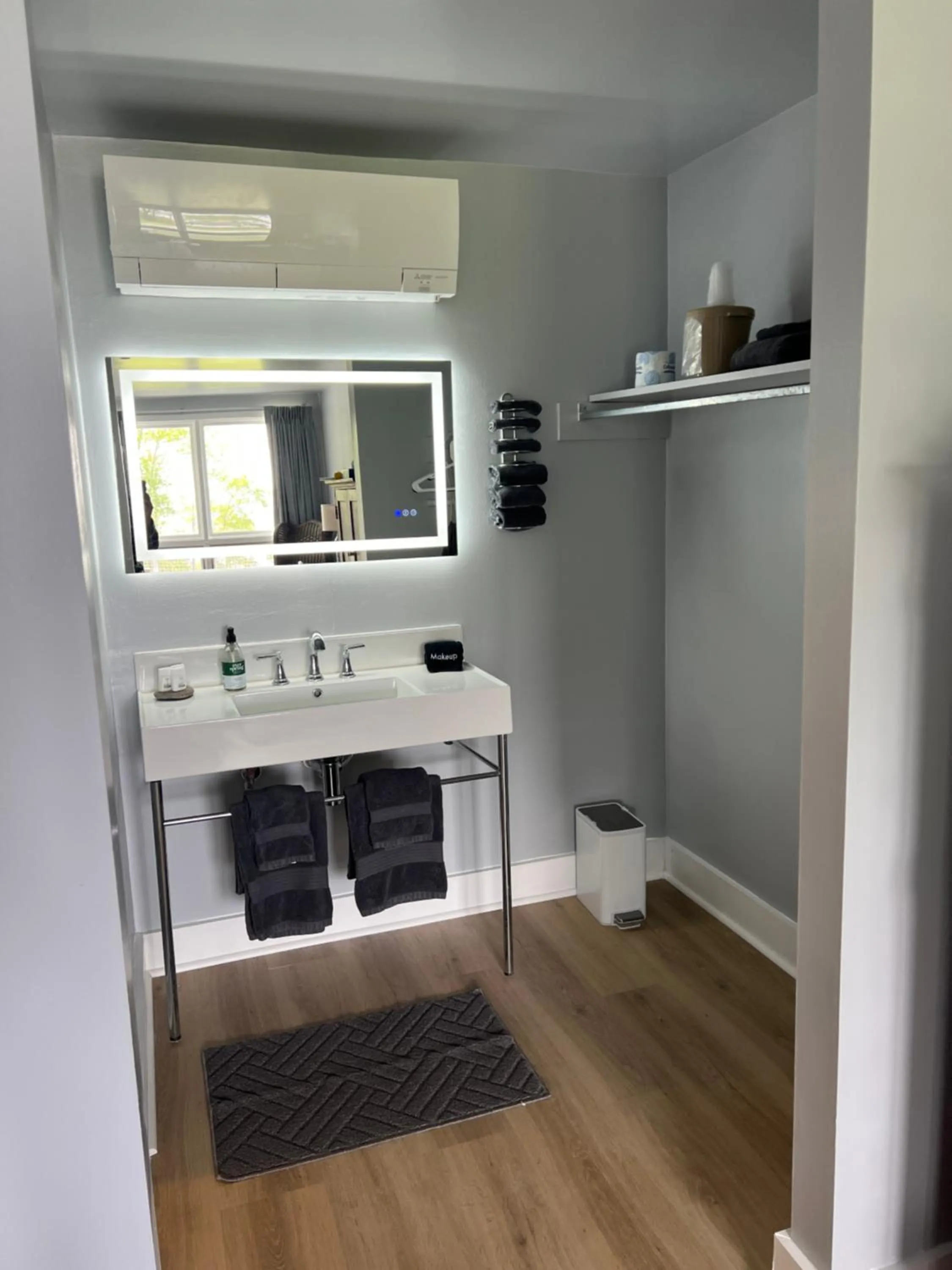 Bathroom in High Tide Inn on the Ocean, Motel and Cottages