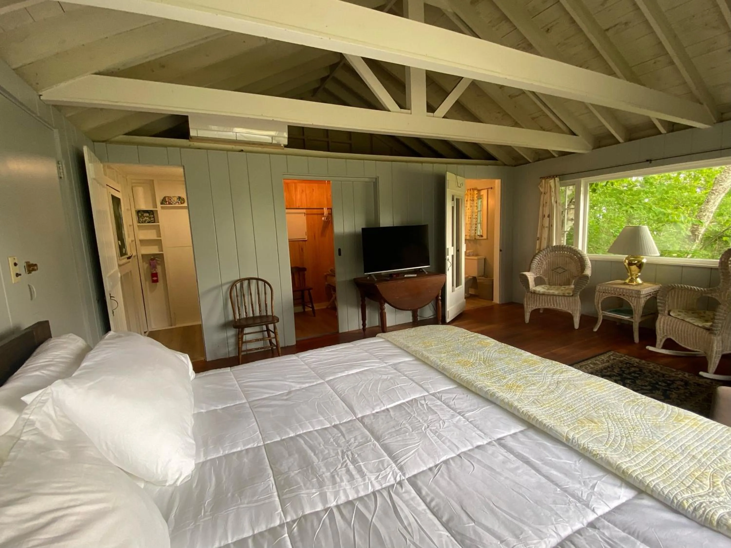 Bed in High Tide Inn on the Ocean, Motel and Cottages