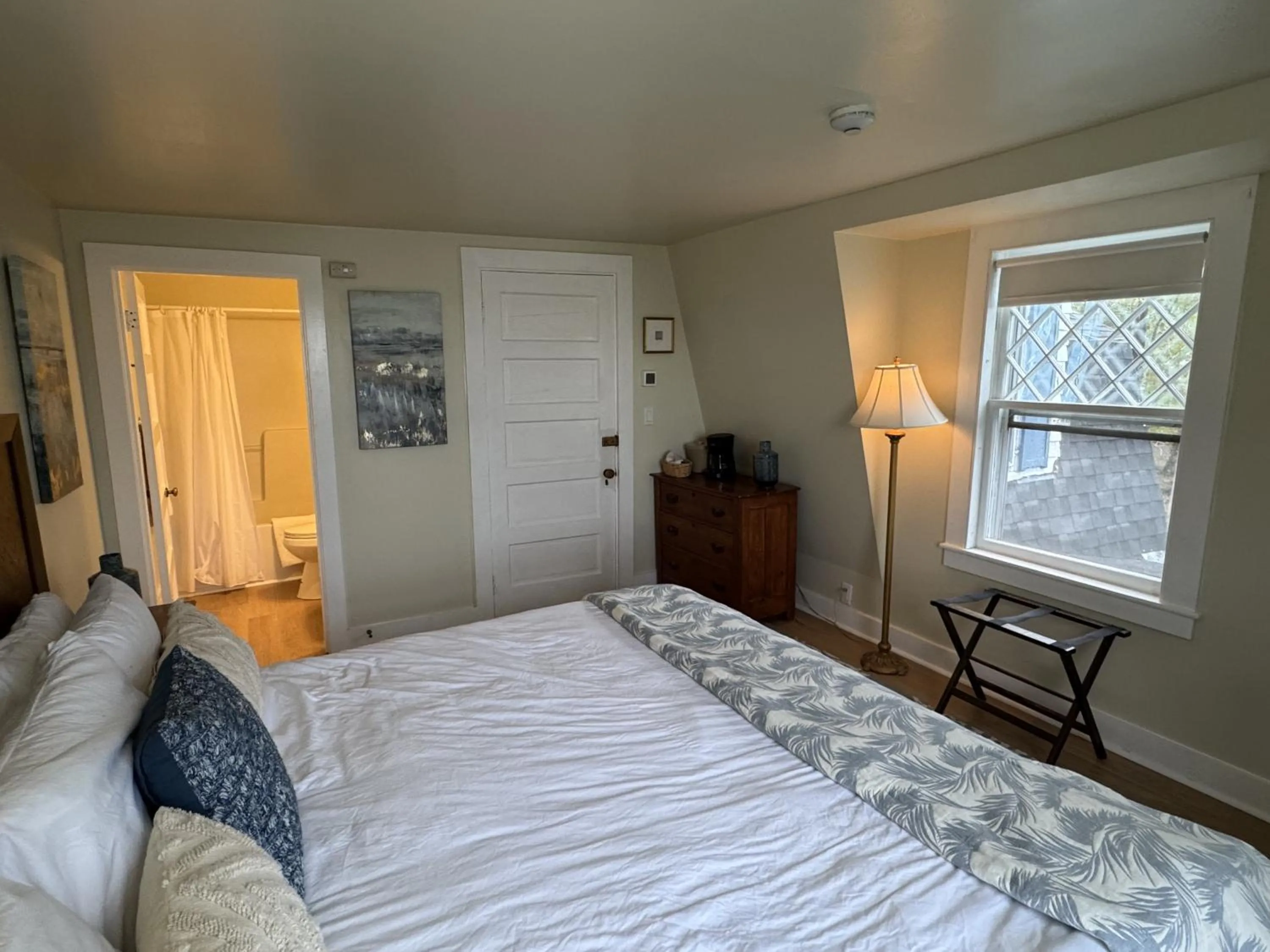 Bed in High Tide Inn on the Ocean, Motel and Cottages