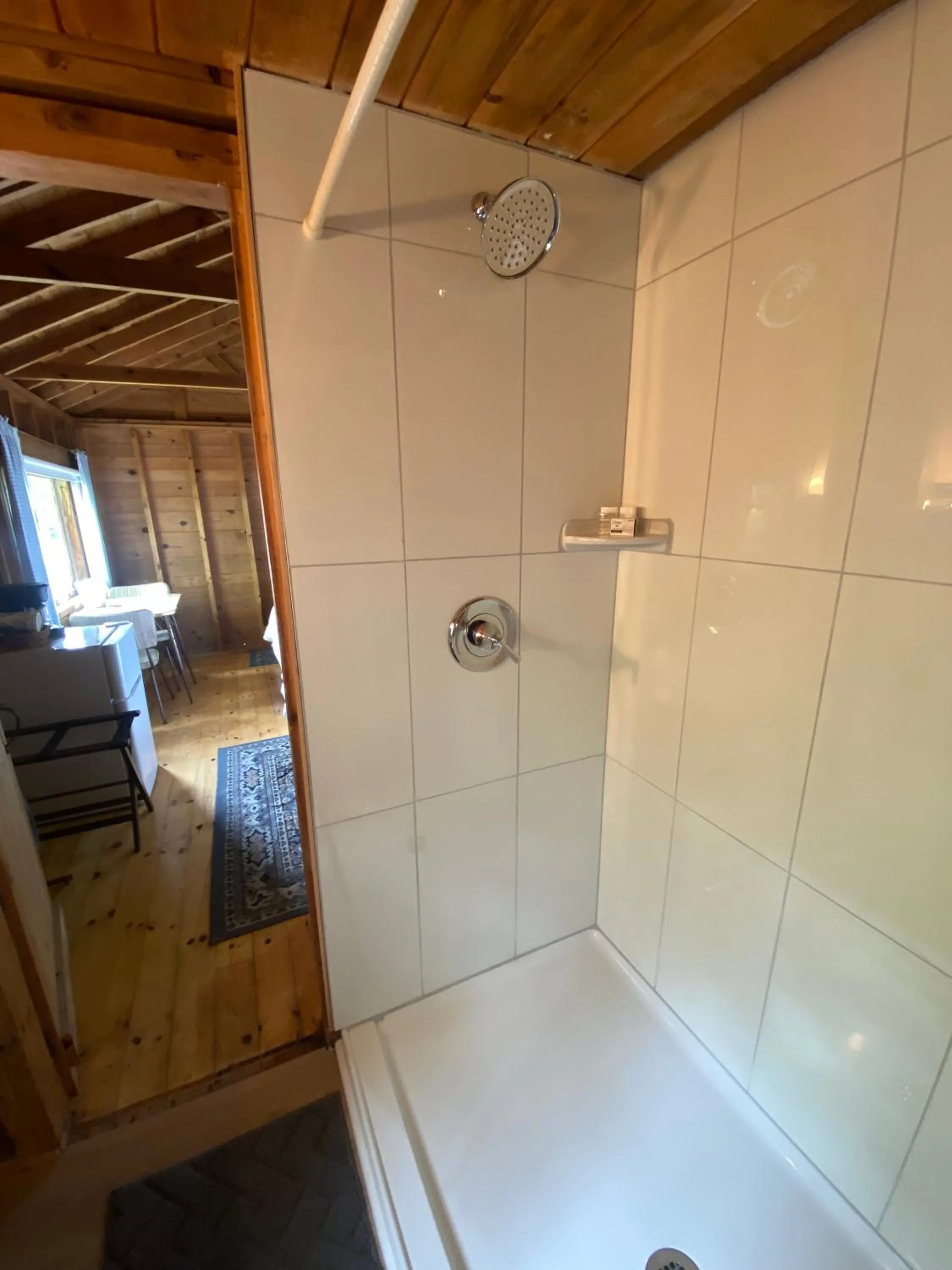 Shower in High Tide Inn on the Ocean, Motel and Cottages