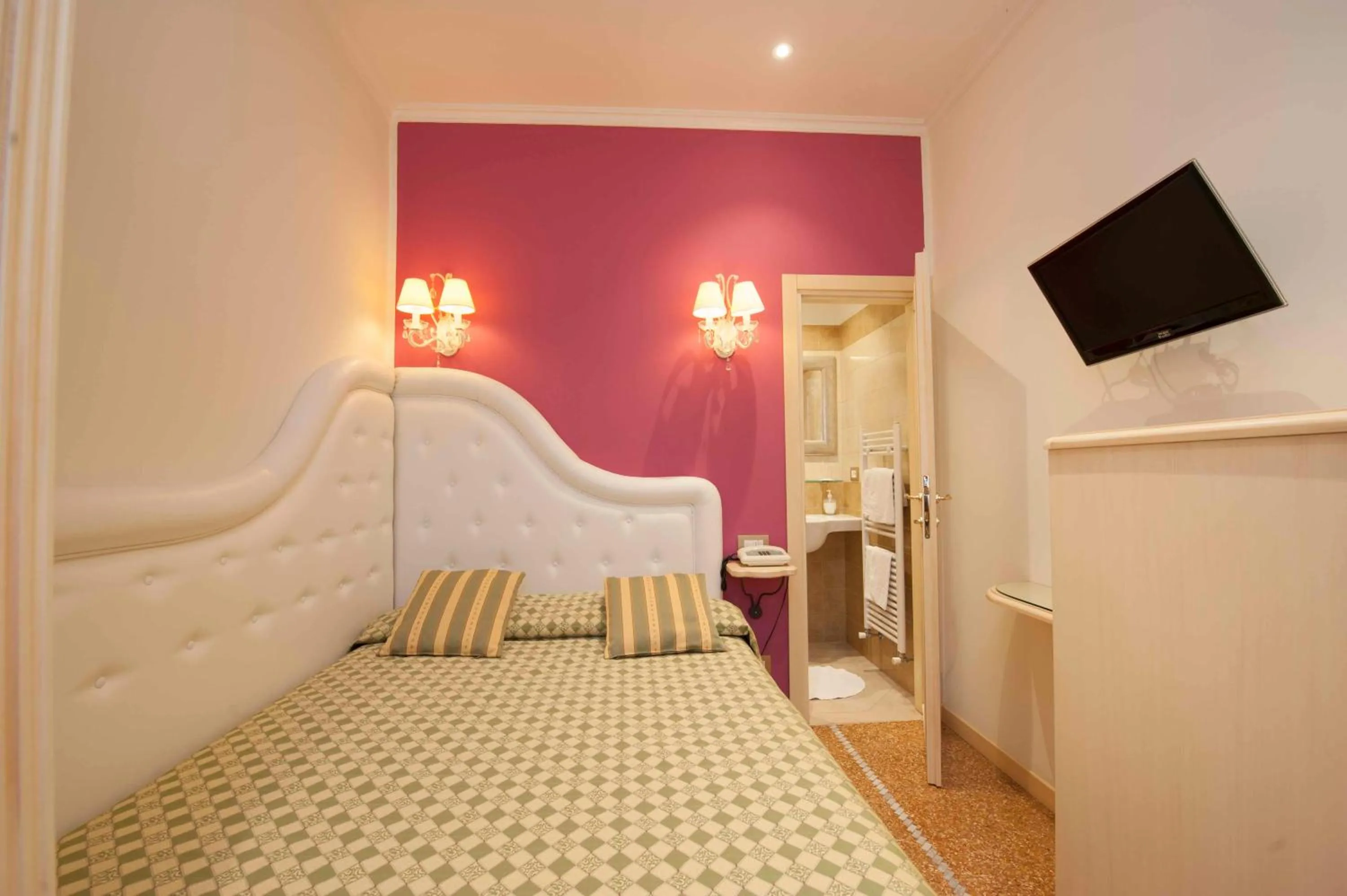 Bed in Hotel Astigiana & Appartamenti