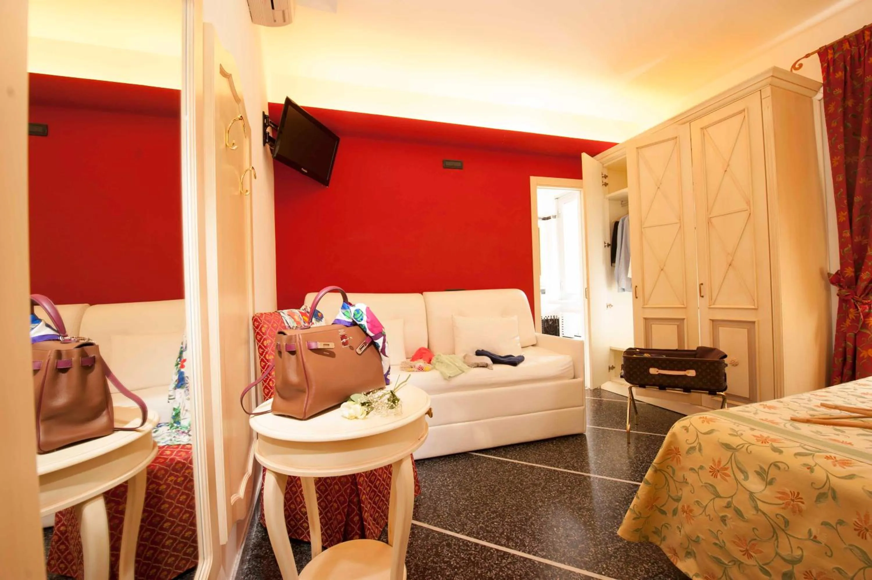 Decorative detail, Bed in Hotel Astigiana & Appartamenti