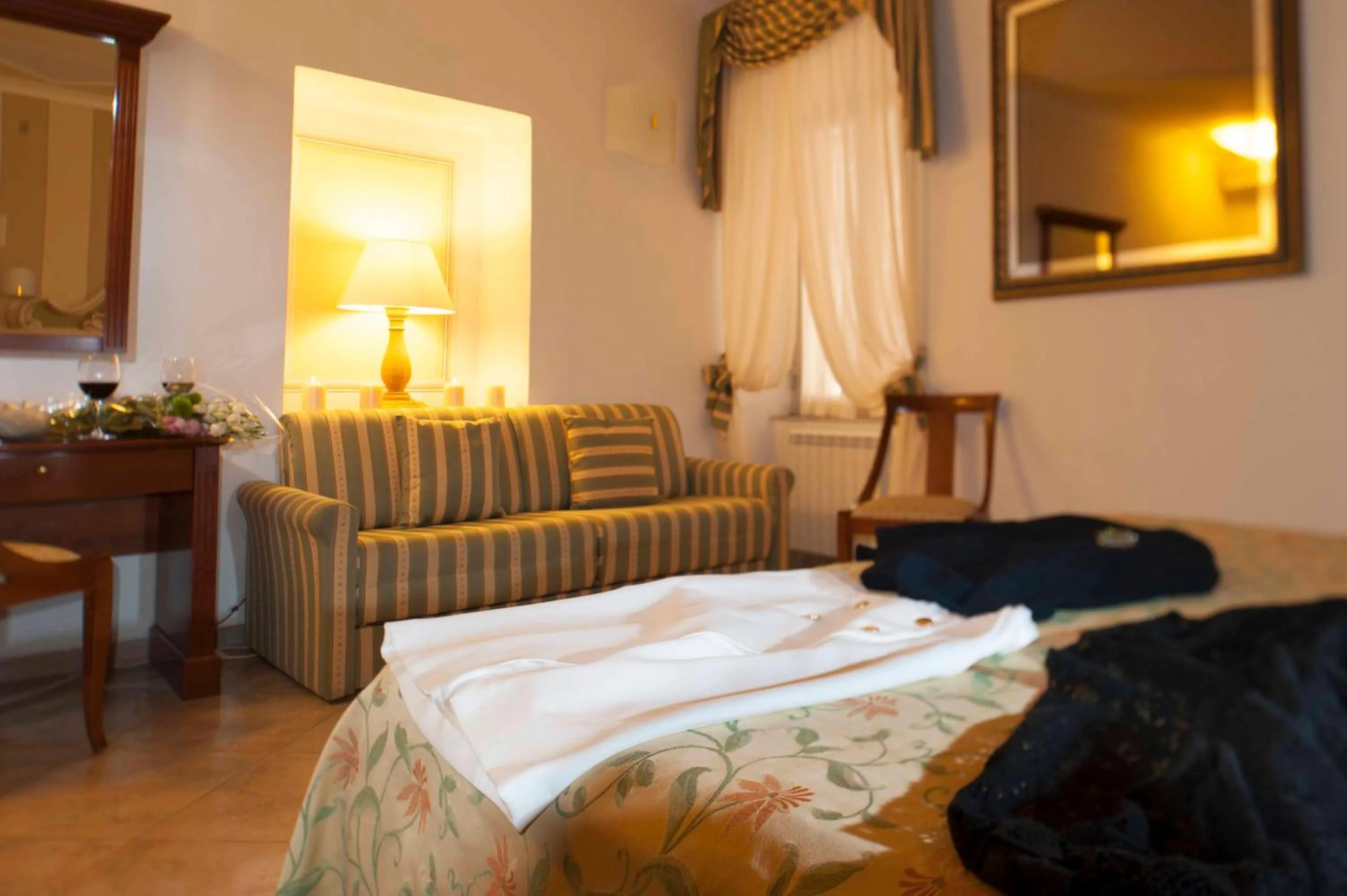 Decorative detail, Bed in Hotel Astigiana & Appartamenti