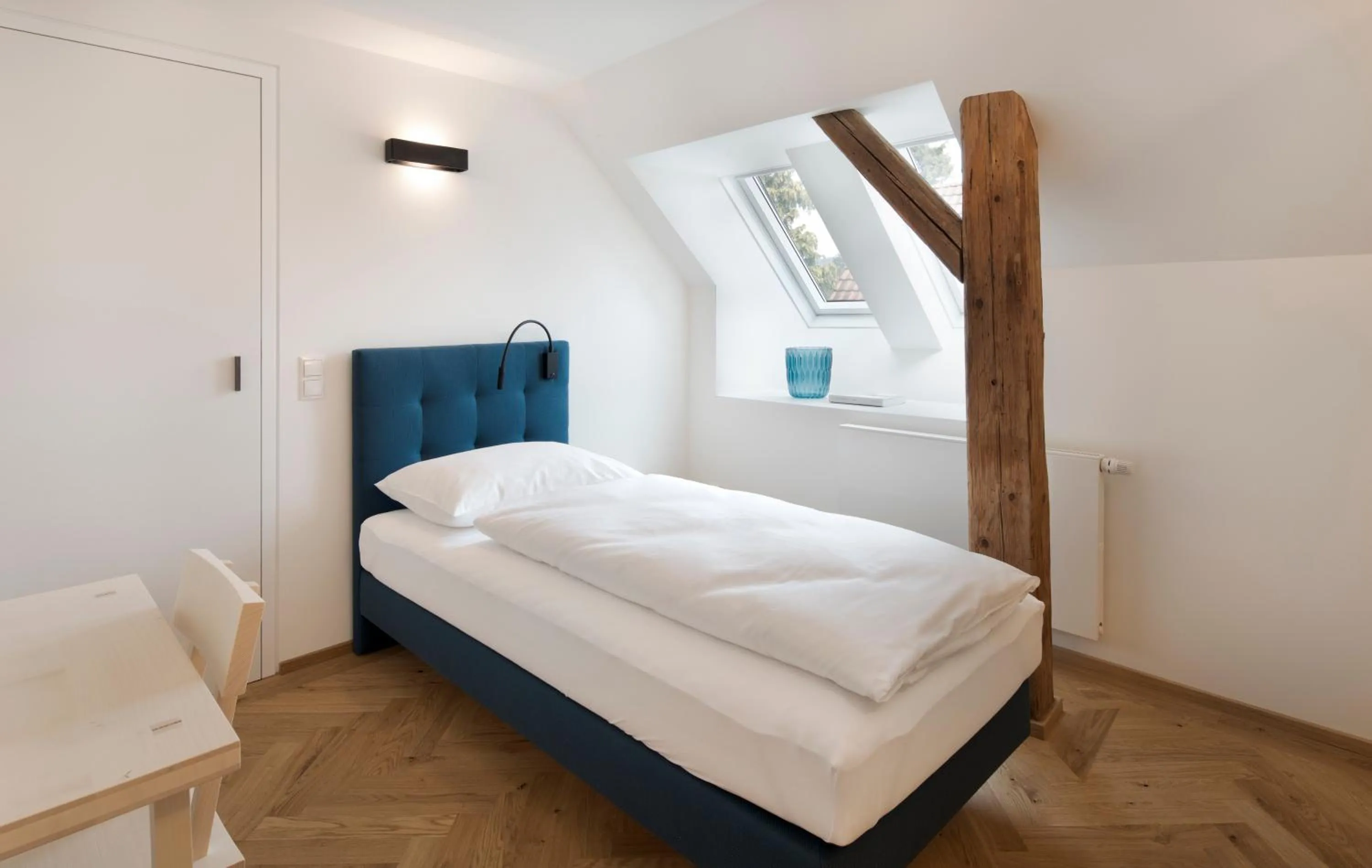 Photo of the whole room, Bed in Krone Hard - self check-in