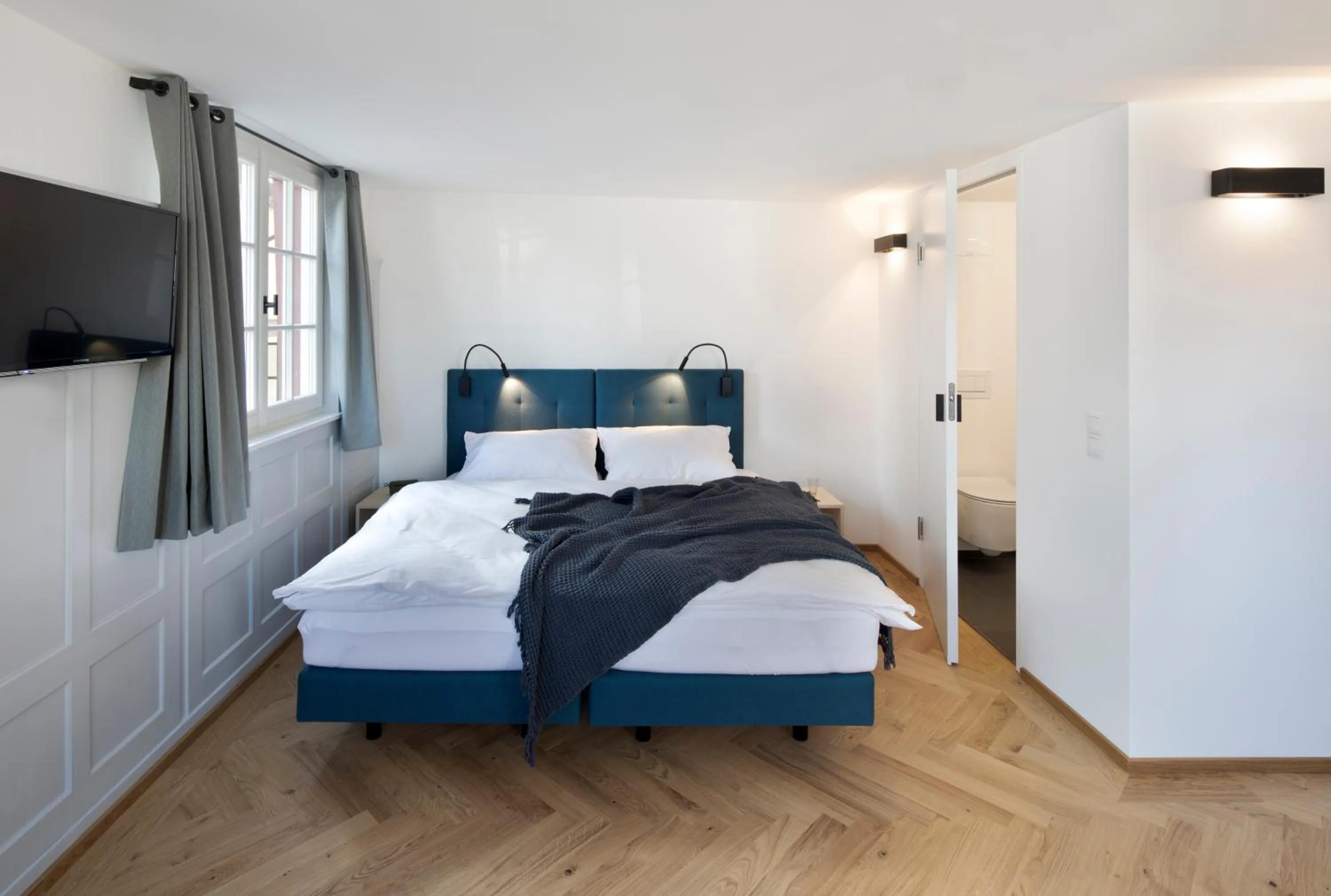 Photo of the whole room, Bed in Krone Hard - self check-in