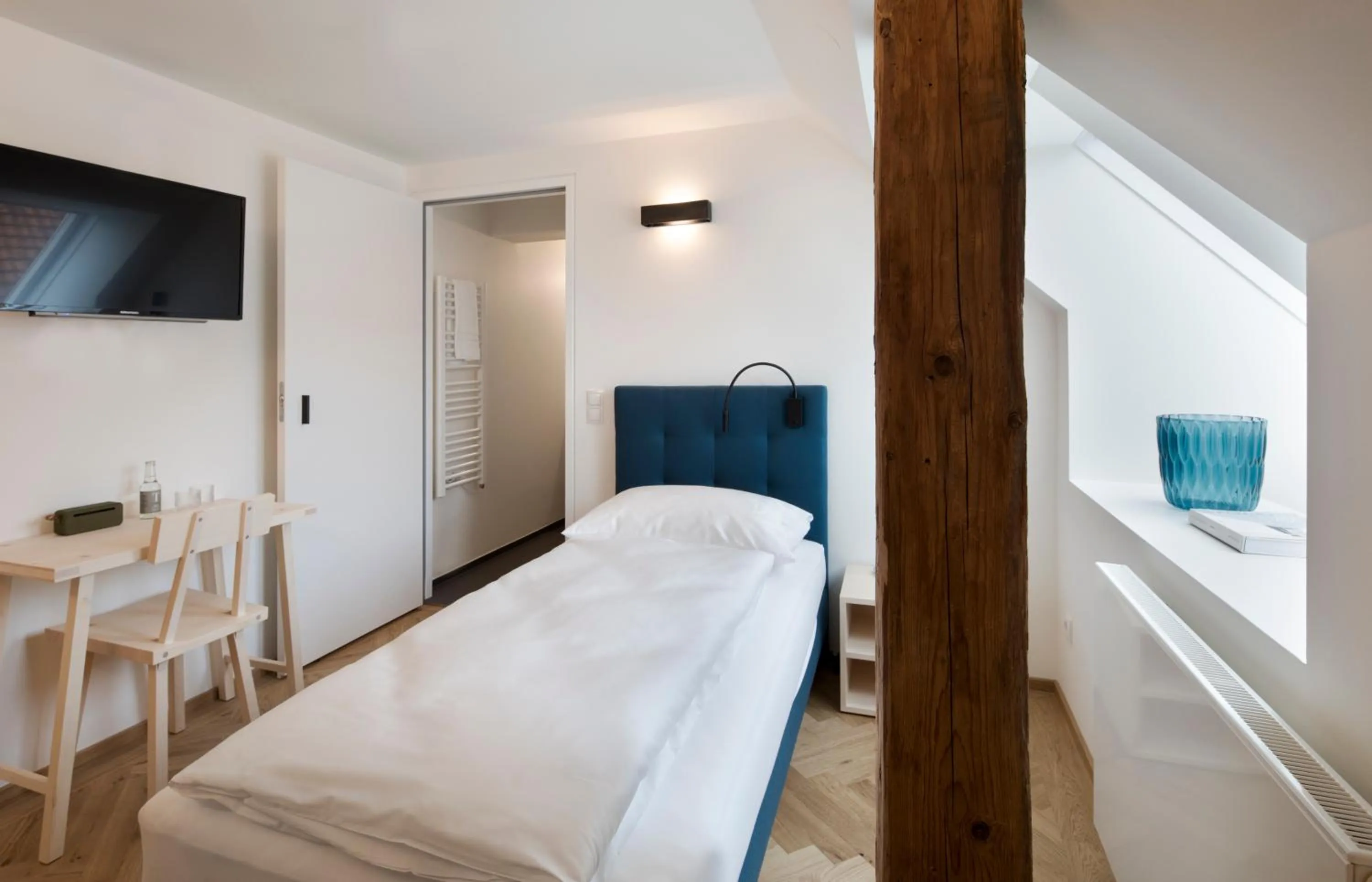 Photo of the whole room, Bed in Krone Hard - self check-in